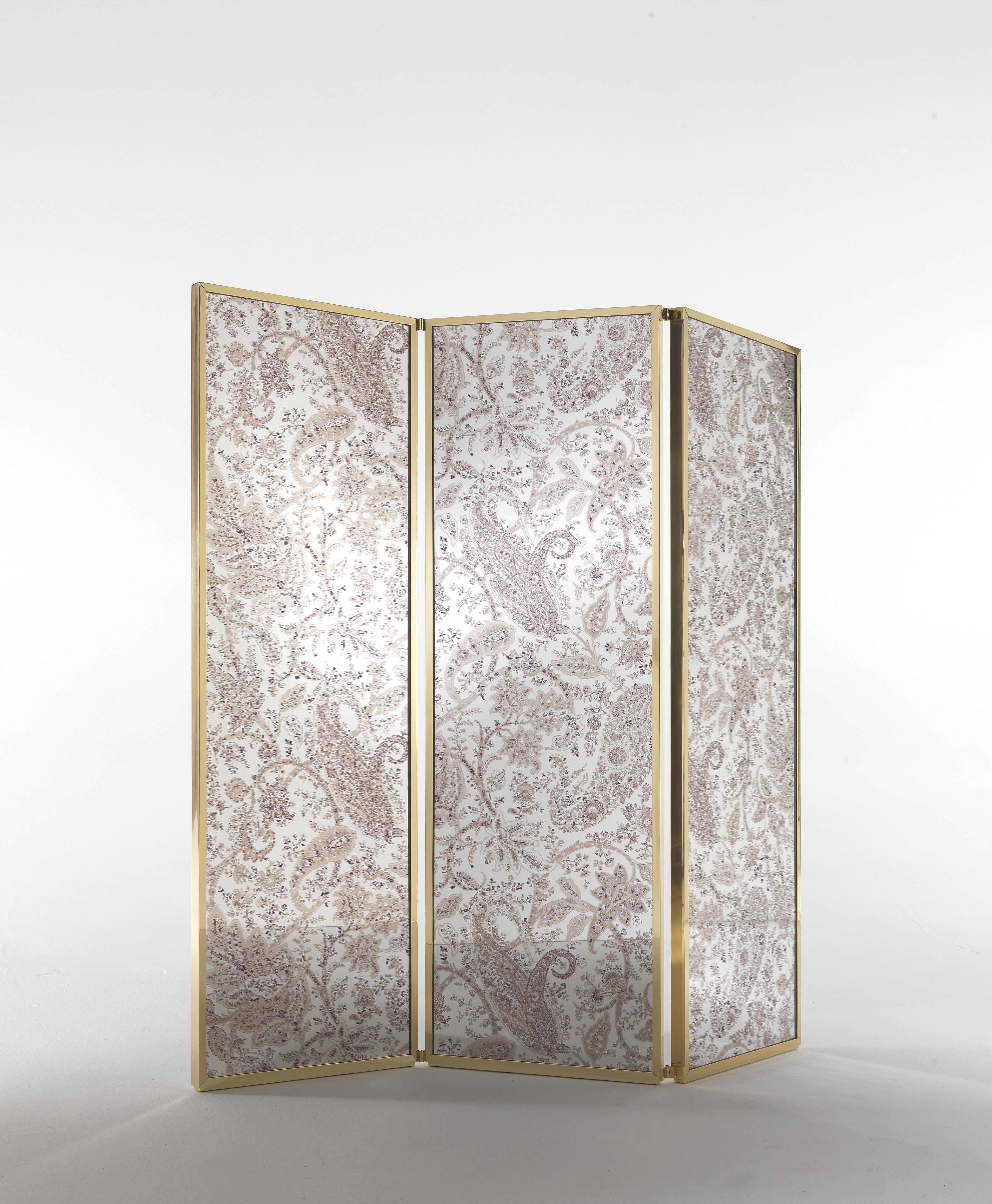Refinement, spirituality and introspection are the main  themes underlying this sophisticated screen: the shining, ethereal fabric combines with the polished brass profiles creating a harmonious set able to add charm to any environment.

Wooden