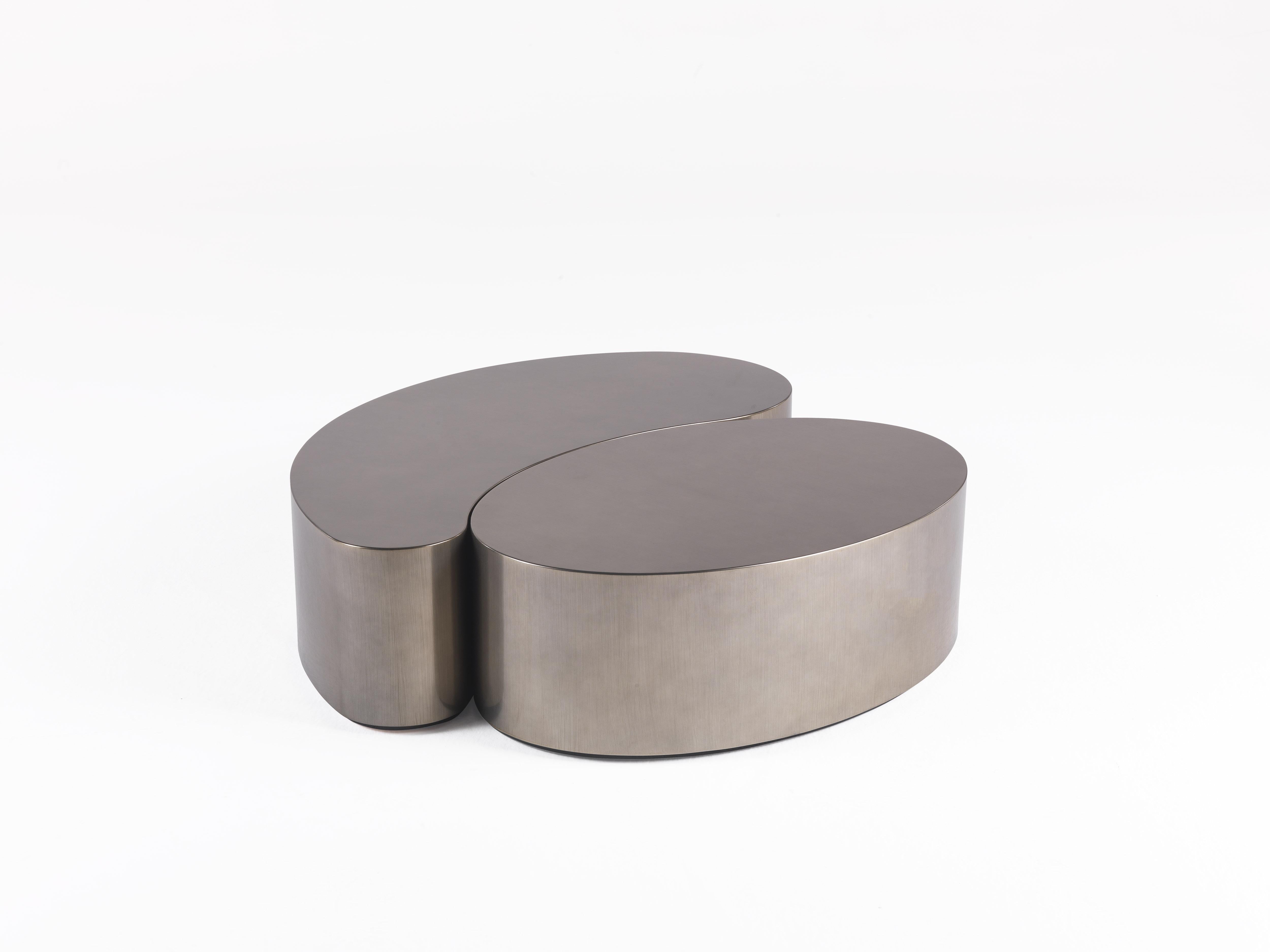 Eine emblematische Umarmung zwischen zwei verschiedenen Elementen: die Paisley-Form und die ovalen Komponenten aus verschiedenen Materialien treffen aufeinander und schaffen unendliche Kompositionen.

GOA Paisley-förmiger Tisch aus patiniertem,