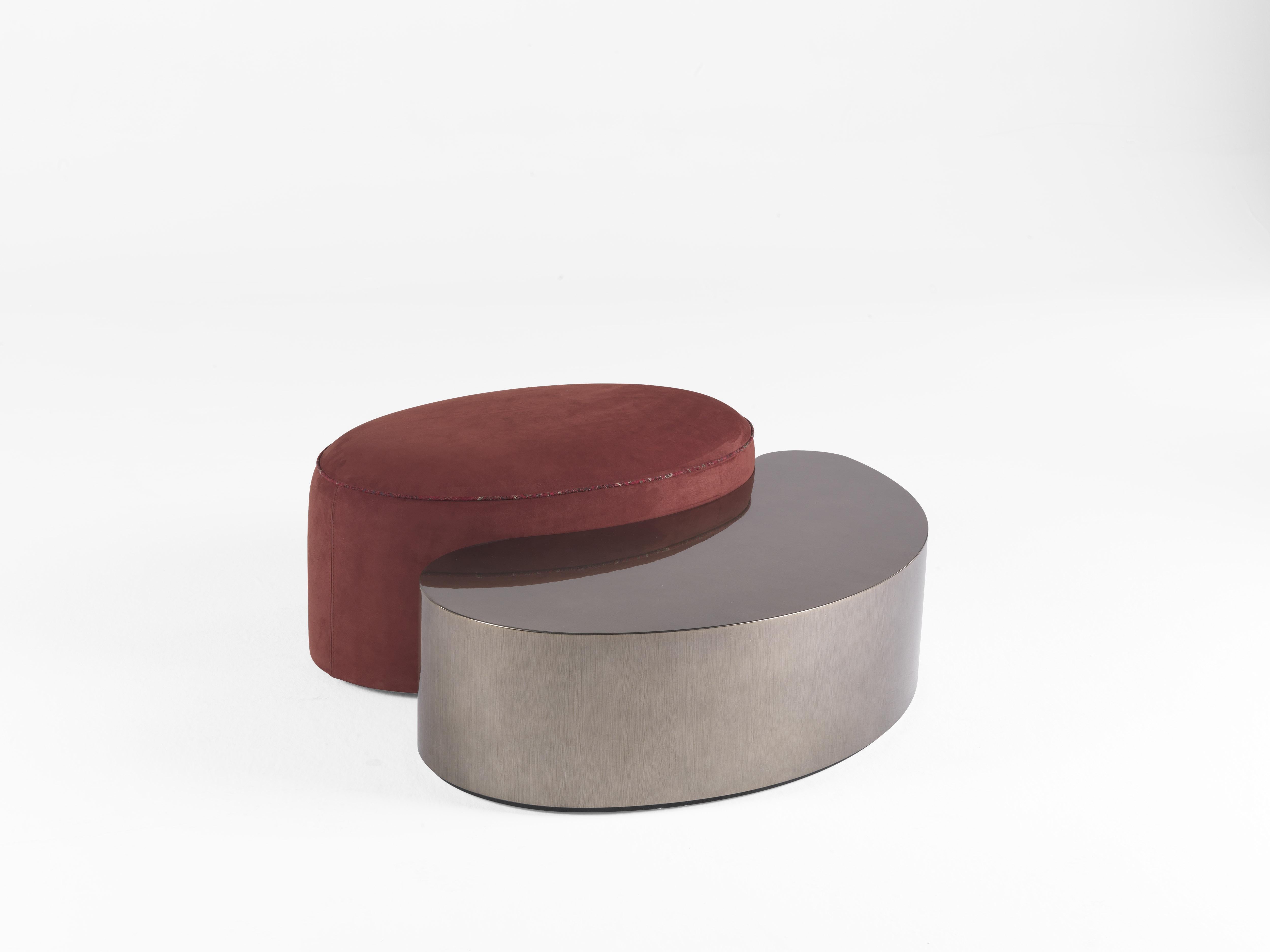 Eine emblematische Umarmung zwischen zwei verschiedenen Elementen: die Paisley-Form und die ovalen Komponenten aus verschiedenen Materialien treffen aufeinander und schaffen unendliche Kompositionen.

GOA Pouf und zentraler Tisch 
Paisley-förmiger