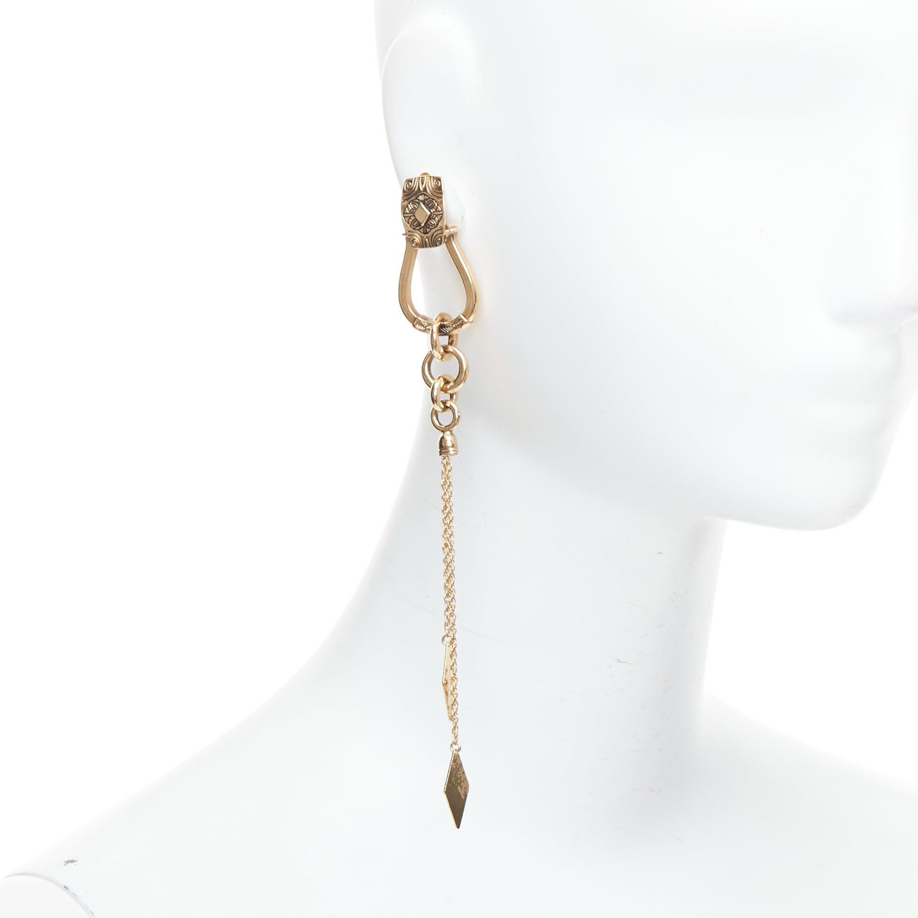 ETRO gold ethnic carvings charm chain drop clip on earring Single
Reference: AAWC/A01350
Brand: Etro
Material: Metal
Color: Gold
Pattern: Solid
Closure: Clip On
Lining: Gold Metal
Extra Details: Ethnic details.

CONDITION:
Condition: Fair, this item