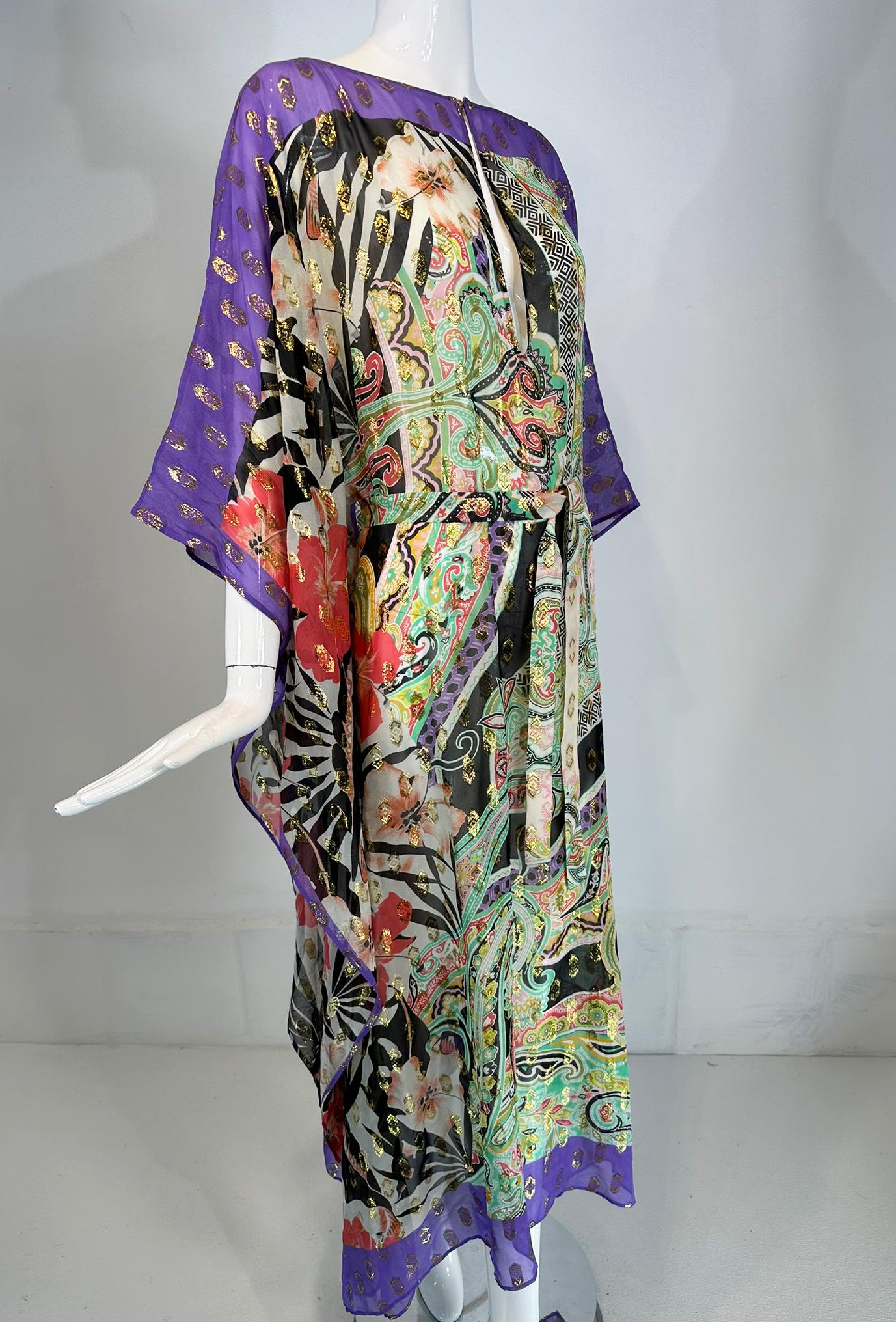 Caftan en soie diaphane imprimée métallisée d'Etro avec ceinture à nouer, marqué taille moyenne. Magnifique caftan imprimé dans des couleurs vives avec des éclaboussures de métal doré. 
Caftan à enfiler avec une fermeture à bouton et boucle sur le