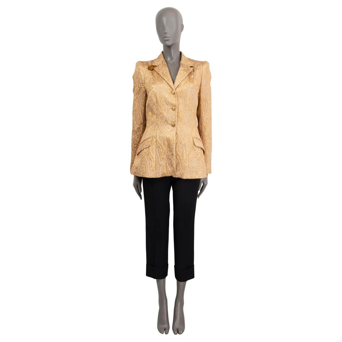 100% authentic Etro tailored brocade notch collar blazer jacket in metallic gold polyester (45%), aceate (43%), nylon (10%) and lycra (2%). Opens with 3 gold-tone Pegasus embellished metal buttons and is lined in acetate (70%) and polyester (30%).
