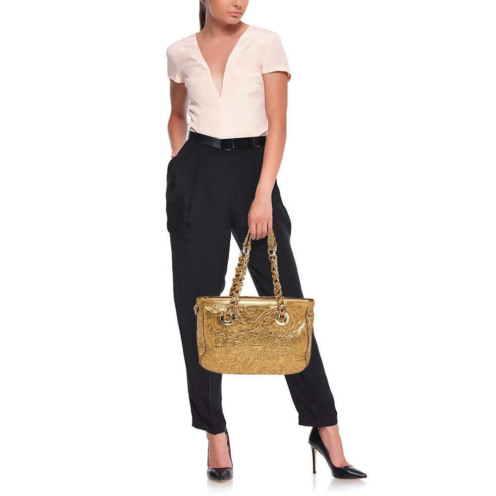 Carry everything you need in style thanks to this Etro tote. Crafted from the best materials this is an accessory that promises enduring style and usage.