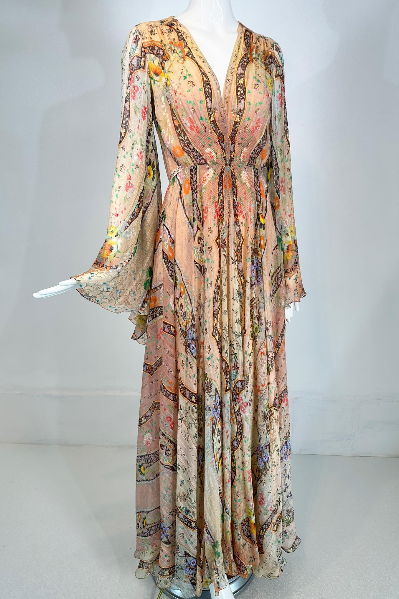 Etro goldenen floralen Seide Chiffon Schrägschnitt, Glocke Ärmel, voller Rock, Maxikleid markiert Größe 40. Dieses wunderschöne Kleid hat einen goldenen Schimmer, sein Druck ist ein Garten aus bunten Blumen. Kleid mit V-Ausschnitt und langen,