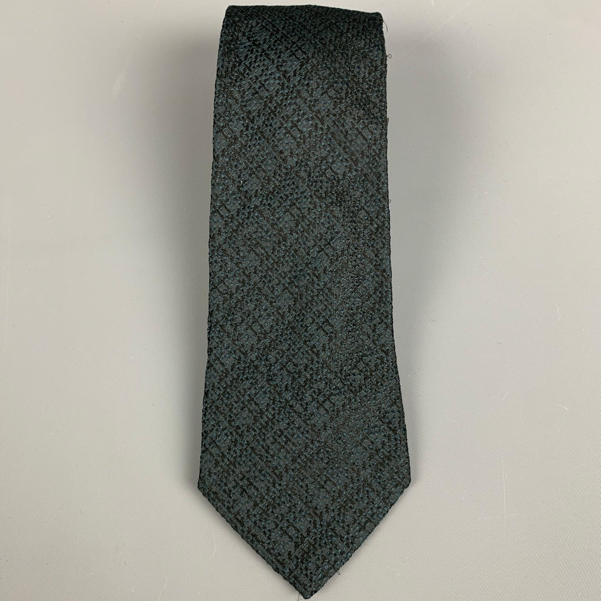 ETRO
necktie in a green and black silk fabric featuring a textured look. Made in Italy.Excellent Pre-Owned Condition. 

Measurements: 
  Width: 3 inches Length: 60 inches 
  
  
 
Reference: 127995
Category: Tie
More Details
    
Brand:  ETRO
Color: