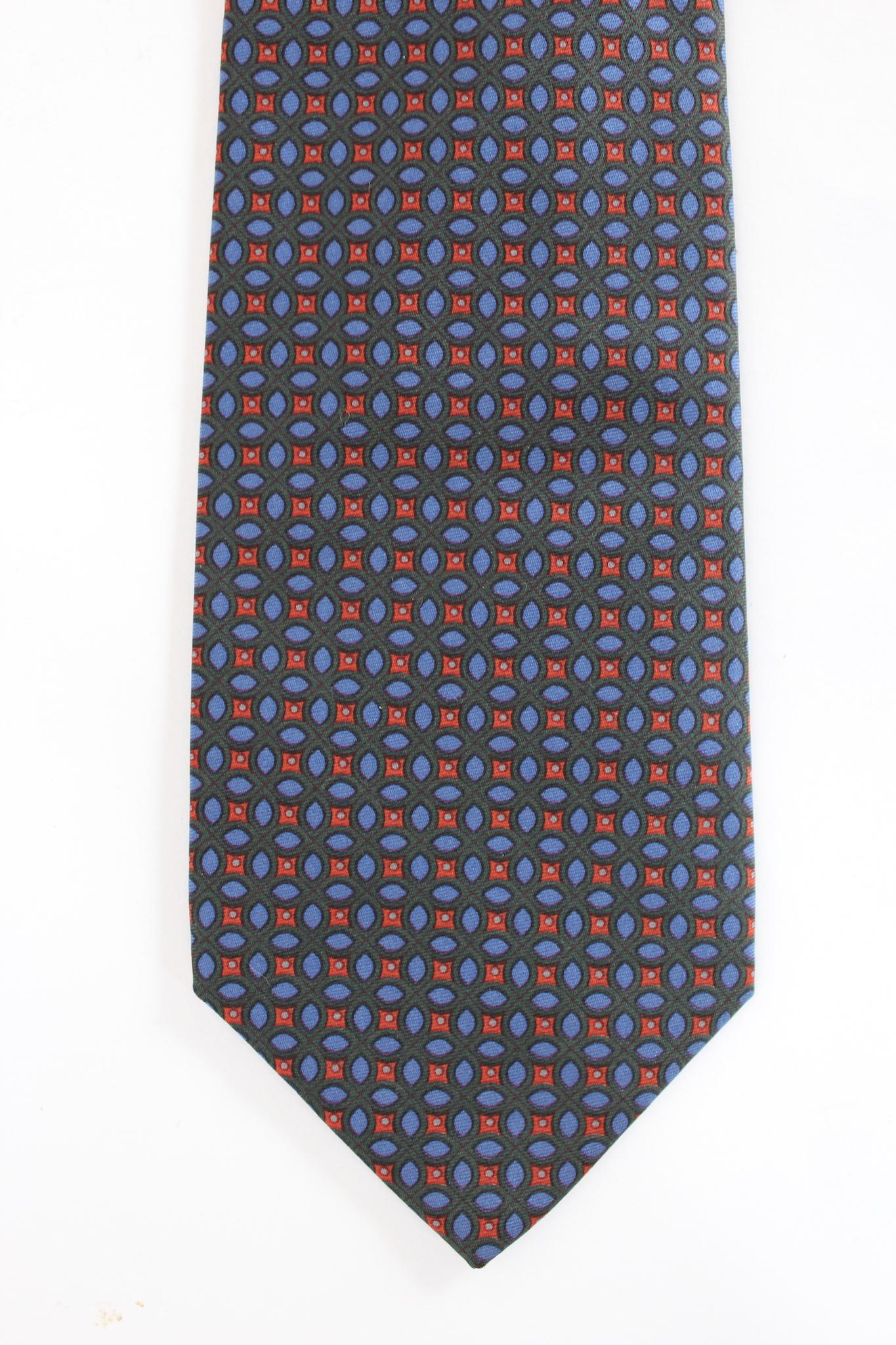 Etro 90er Jahre Vintage klassische Krawatte. Grüne, blaue und rote Farbe mit geometrischen Mustern, 100% Seidenstoff. Hergestellt in Italien.

Länge: 140 cm
Breite: 9 cm