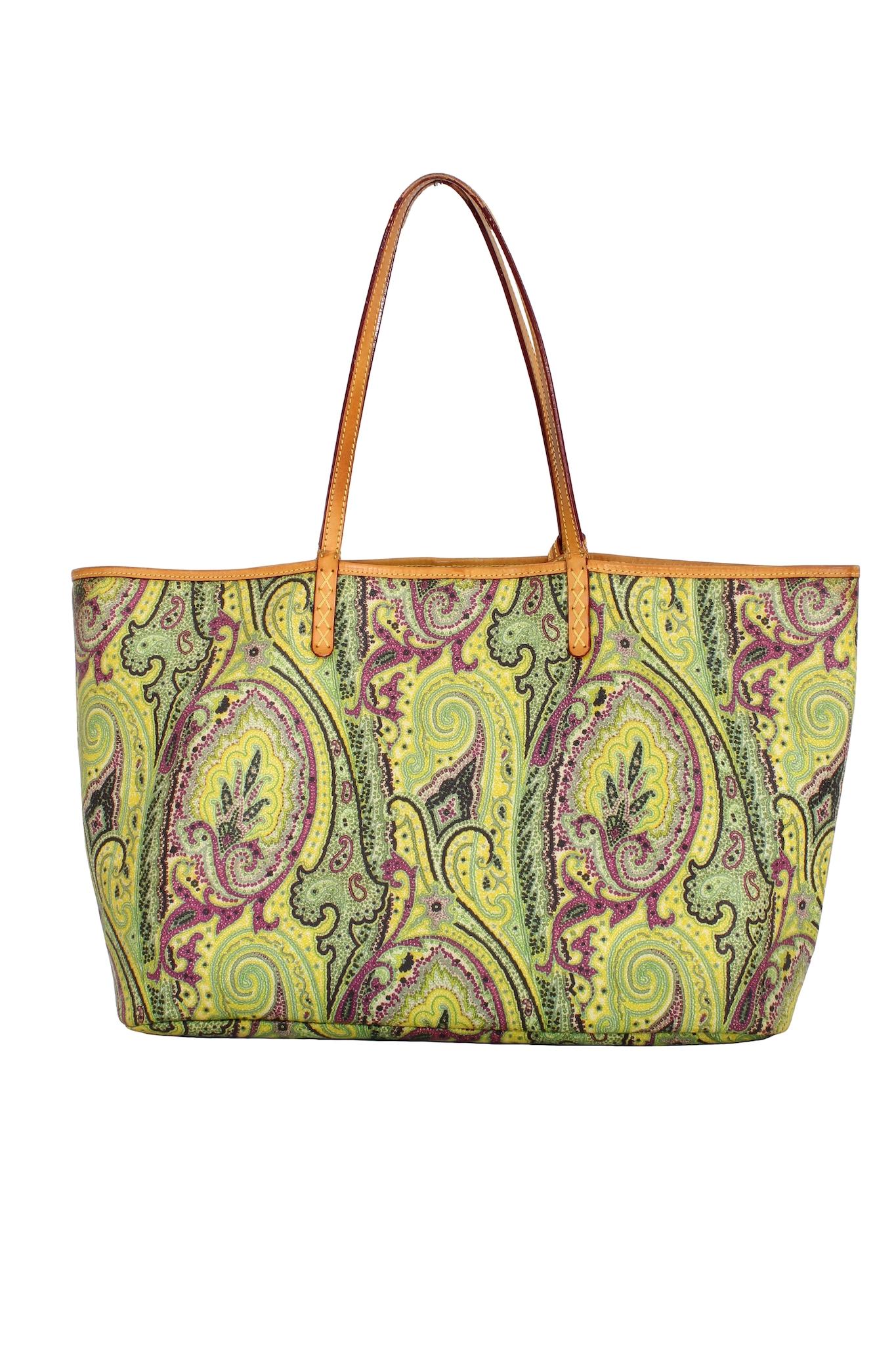 Etro green shoulder bag from the 2010s. Tote bag with small clutch bag included. Green paisley pattern with beige details. The general condition of the bag is very good, signs of wear on the handle joints.

Bag code: 1B375 4966 29/10/2010

Height: