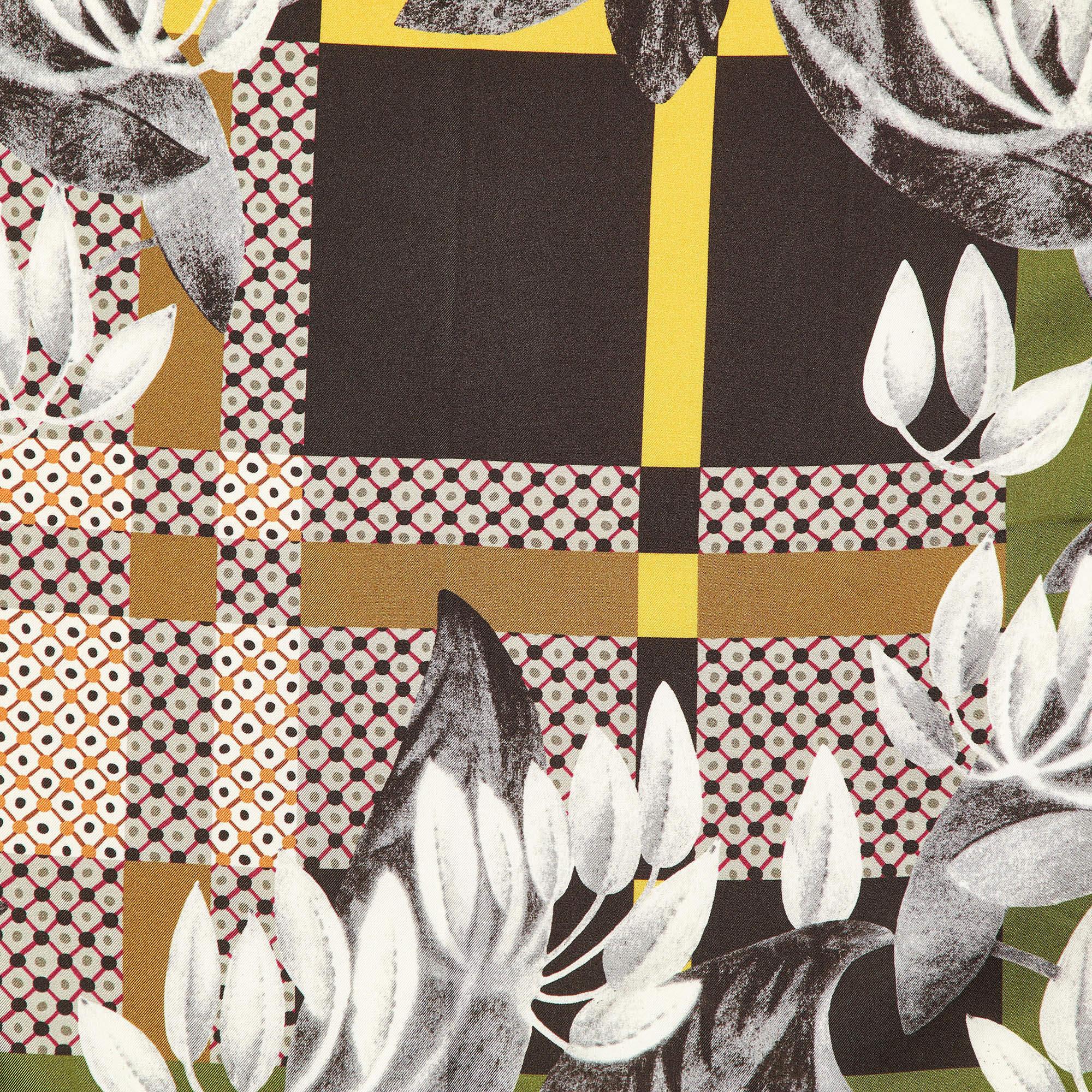Add a touch of refined style to your ensemble with the Etro pocket square. Crafted from luxurious silk this pocket square showcases a vibrant pattern. Perfect for adding a pop of color to any suit or blazer it effortlessly enhances your look with