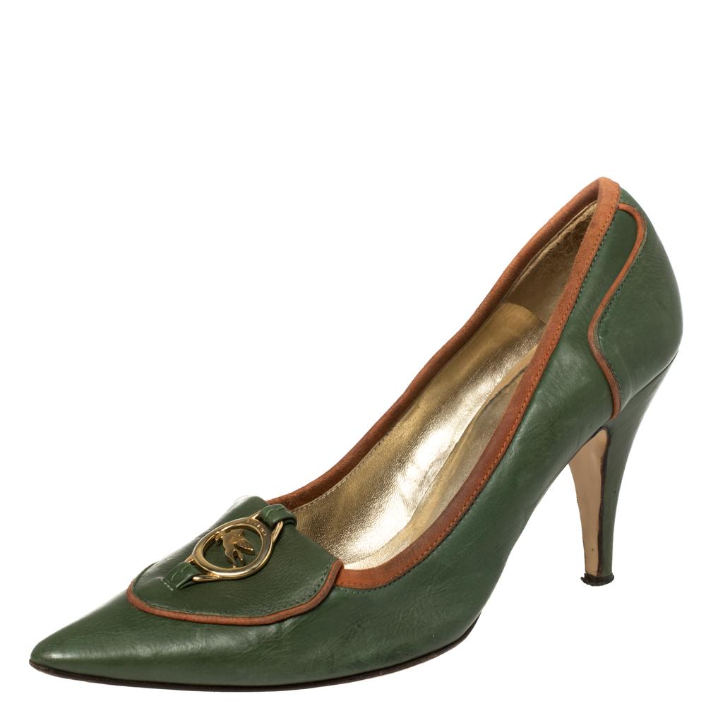 Wear this pair of green pumps to your most fashionable outings. Feel beautiful while flaunting these leather pumps, designed with pointed toes, gold-tone logo detail on the vamps, and high heels. Admired for their eye-pleasing designs, Etro displays