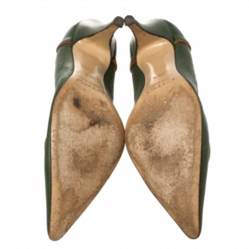 Etro Green Leather Logo Embellished Pointed Toe Pumps Size 38.5 In Fair Condition For Sale In Dubai, Al Qouz 2