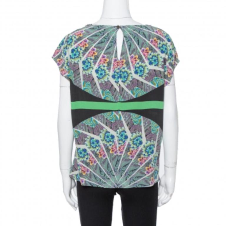 Brimming with prints and colors, this Etro top merges signature elements with quality materials to offer you a comfortable yet stylish result. Made from a silk blend, the top has a cowl neckline and a loose fit.