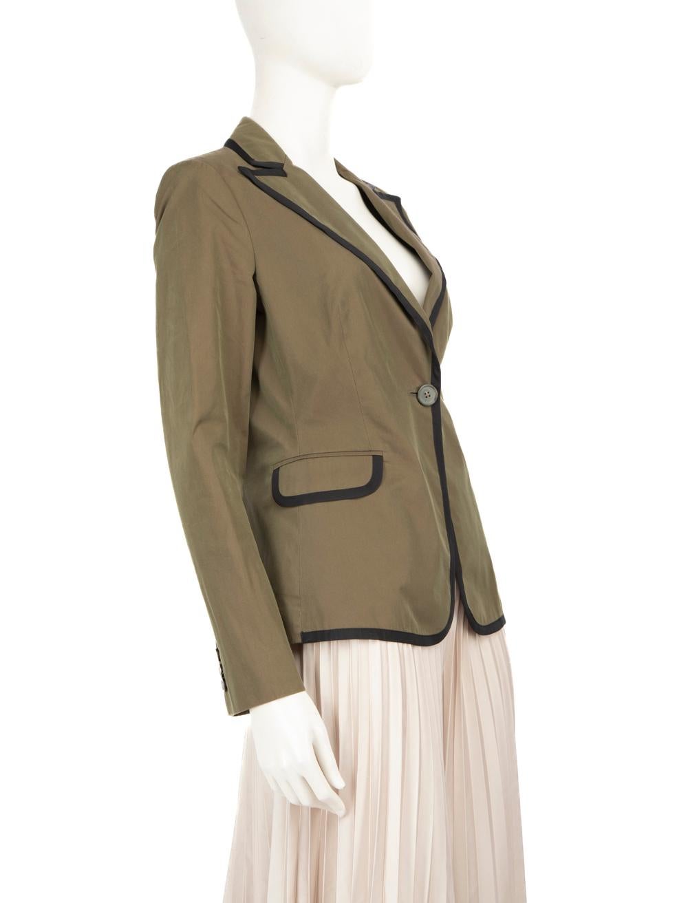 L'ÉTAT est très bon. L'usure minimale du blazer est évidente. Décoloration minime sur le côté gauche du col avant de cet article de revente d'occasion de la marque Etro.



Détails


Vert

Coton

Blazer

Fermeture par boutons

Simple