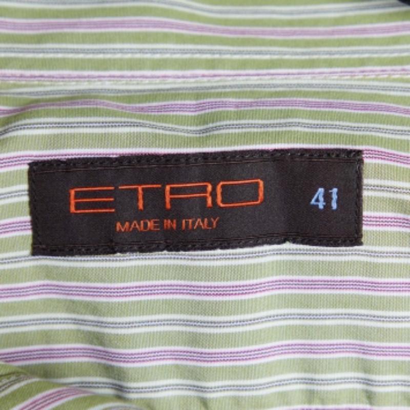 Crea uno stile sofisticato con questa camicia. Facile da abbinare e dall'aspetto classico, questa camicia può essere abbinata a un paio di pantaloni scuri.