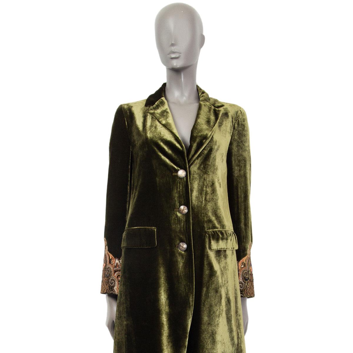 authentic Etro velvet coat in green viscose (80%) silk (20% with embellished cuff, notched lapels, two front flap pockets and a slit in the back. Lined in paisley-print polyester (100%). Closes with three buttons in the front. Has been worn and is