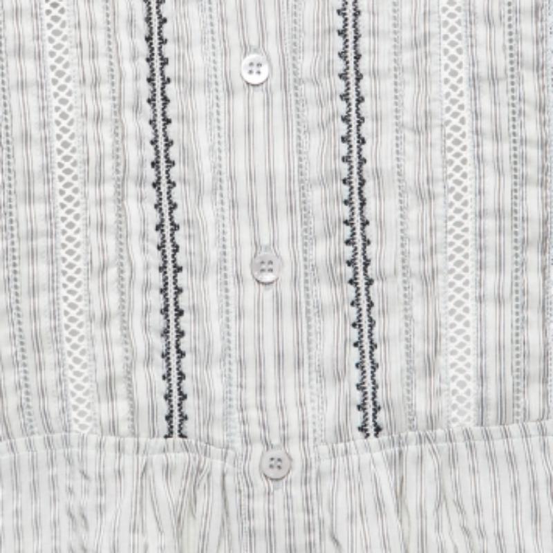 Di classe, charme ed eleganza, questa blusa di Etro diventerà la tua camicia preferita. È realizzato su misura in cotone grigio e tessuto bordato di pizzo ed è completato da colletti ordinati, maniche lunghe e chiusure con bottoni. Per dare un tocco
