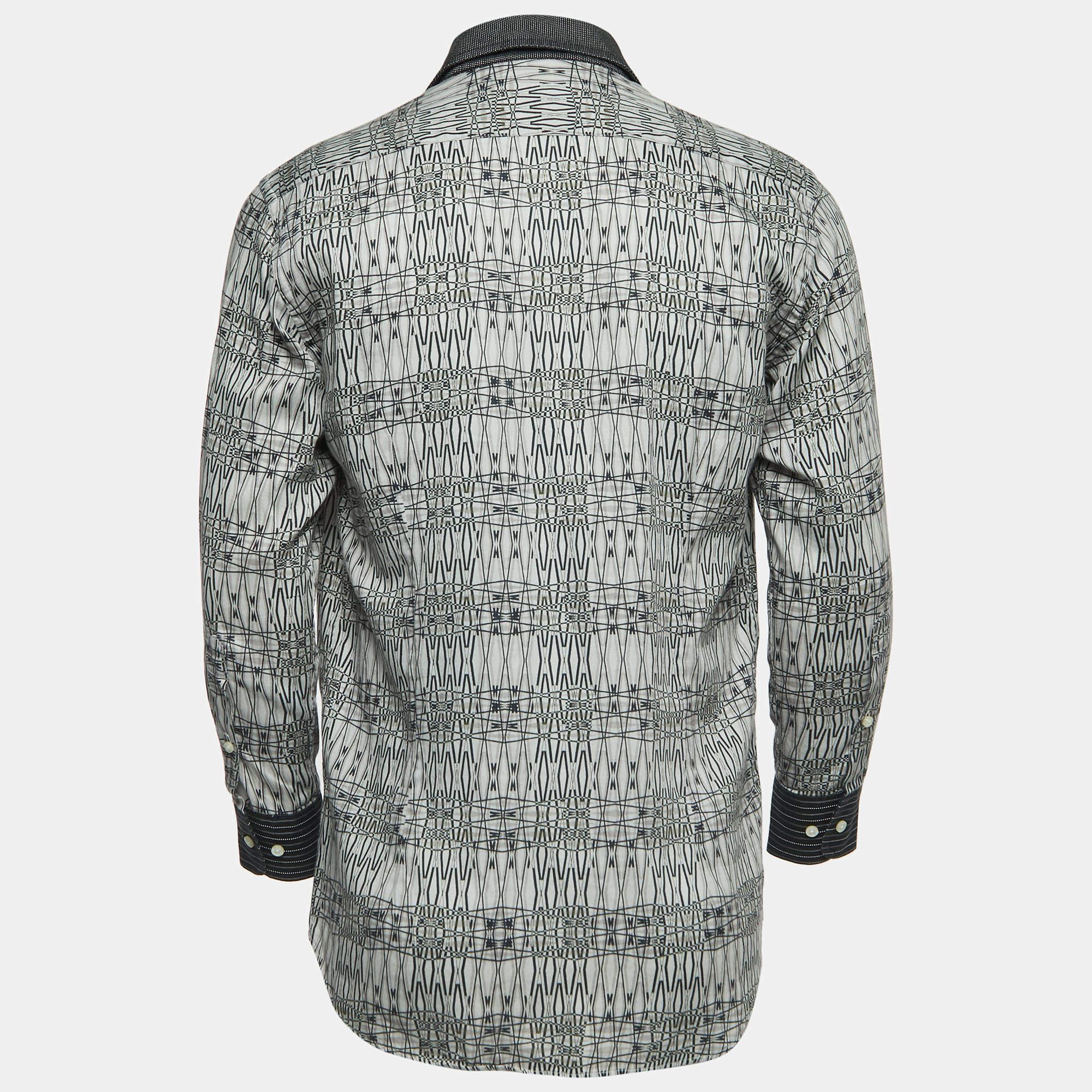 Questa camicia firmata è favolosa. È realizzata con materiali pregiati e presenta una silhouette aderente. Abbinalo a pantaloni e mocassini per un ensemble di tendenza.