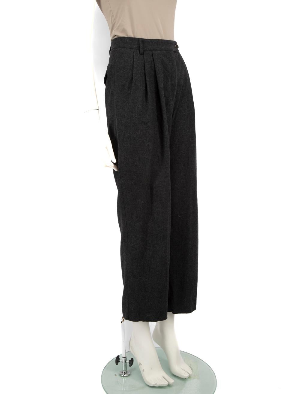 CONDIZIONE: molto buona. L'usura dei pantaloni è minima. Leggeri segni di usura sull'orlo e sulla vita con fili allentati su questo articolo usato di Etro.
  
  Dettagli
  
  
  Grigio 
  
  Lana 
  
  Pantaloni 
  
  Gamba dritta 
  
  Altopiano 
 