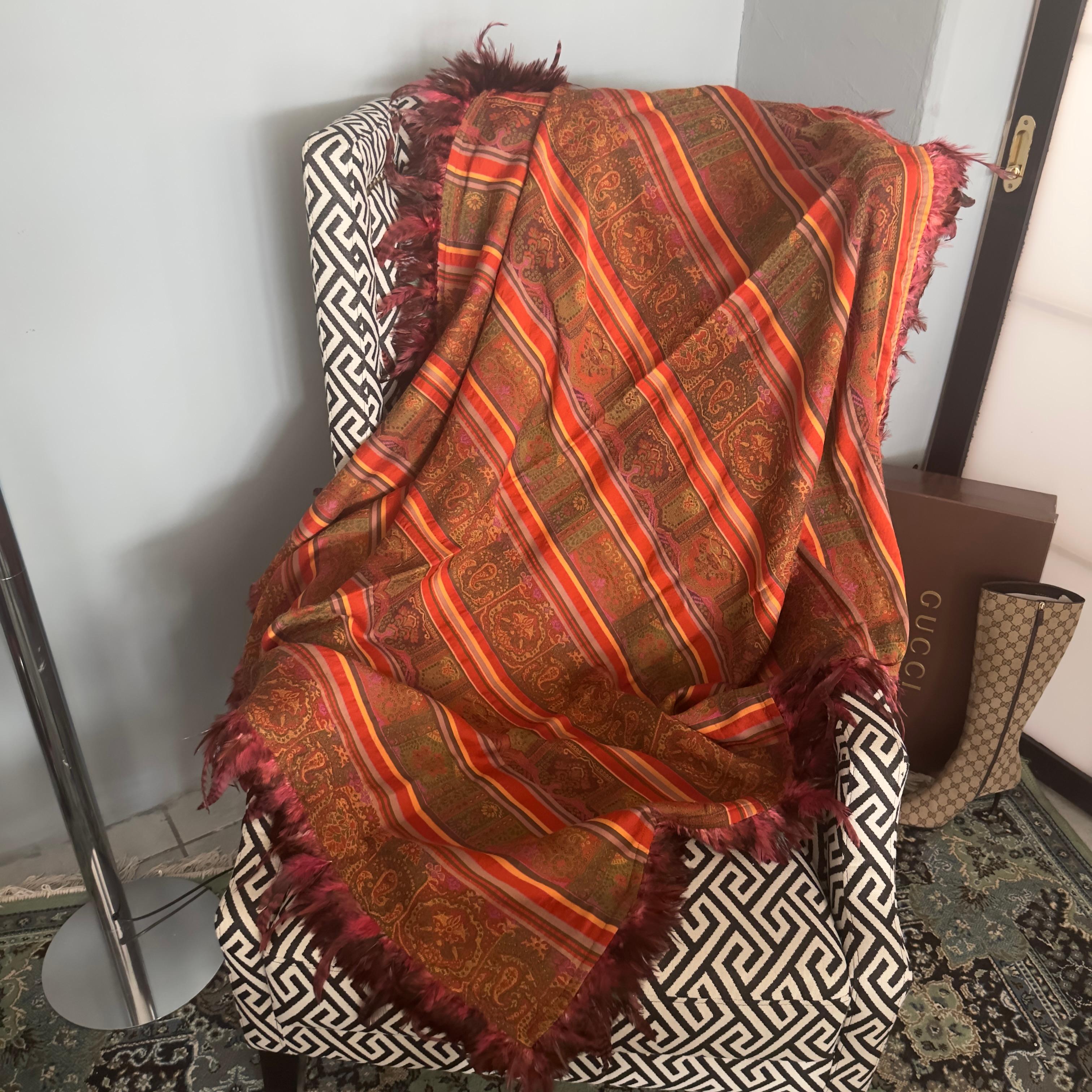 Ein raffiniertes Einrichtungstextil aus der Etro Home Collection, das in Italien hergestellt wird und Räume mit einem Hauch von Luxus und Farbe bereichert.

Der großzügig bemessene Schal (135 x 135 cm) ist aus einer feinen Mischung aus Baumwolle