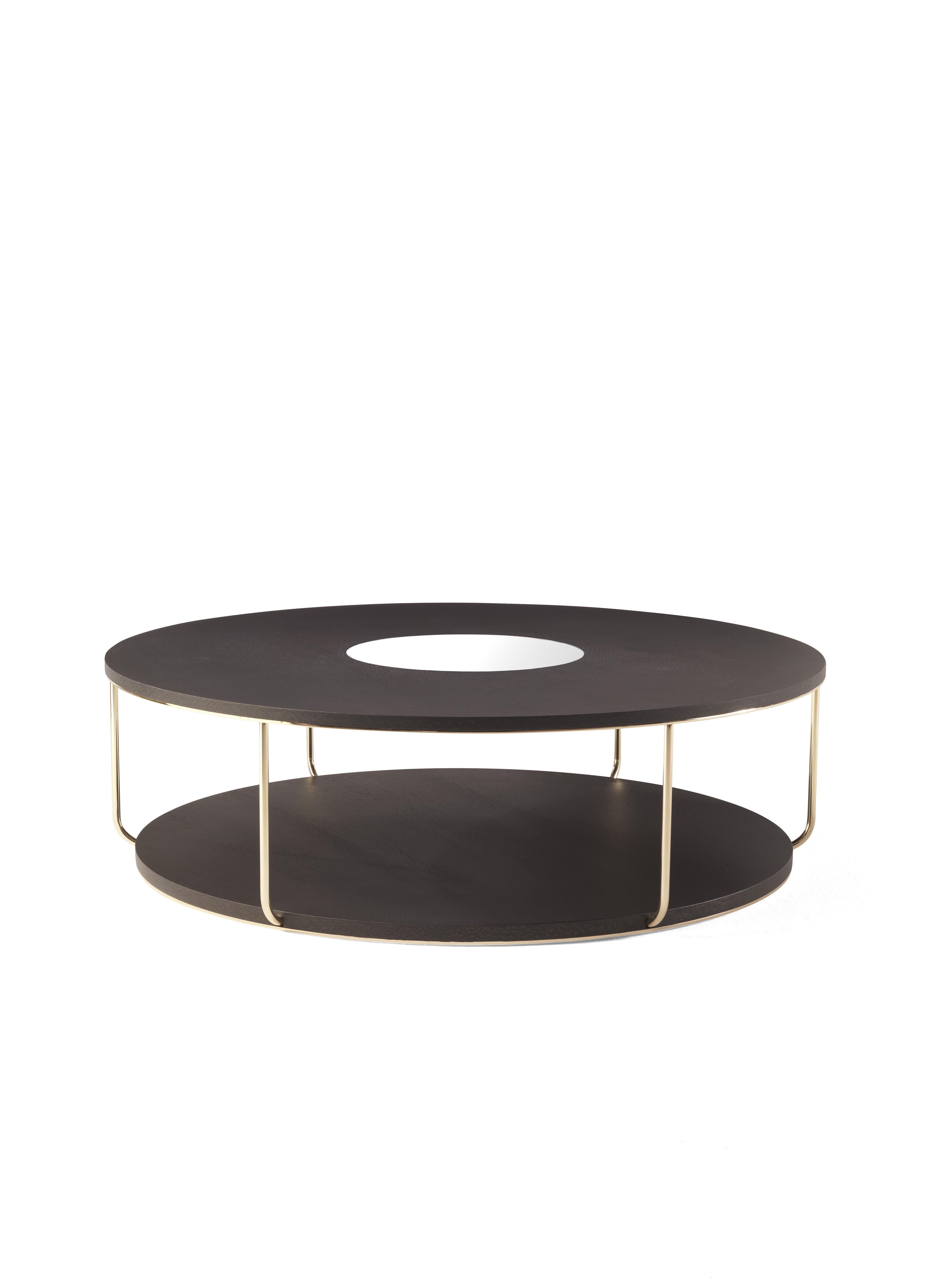 Ethnic accents and African references for the Ambar coffee table, whose structure consisting of base and top in precious Carbalho wood evokes the typical African percussion.
The decorative mirror in the center of the top adds a luminous note, as