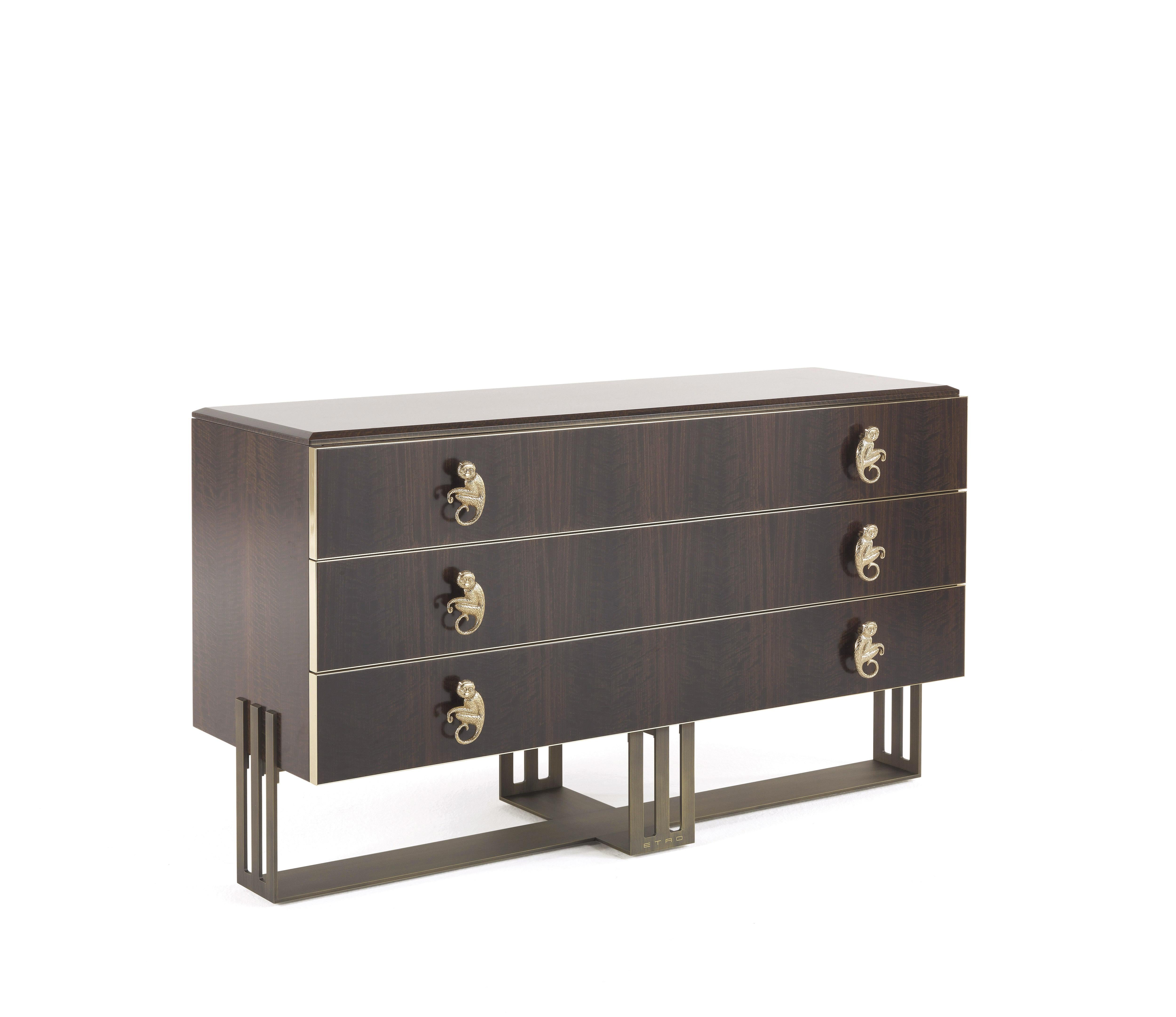 Un mix versatile e superbo di elementi in perfetto stile Etro Home Interiors: la struttura che ricorda la lettera iniziale del logo Etro racchiude la parte superiore rivestita in legno di eucalipto frisé affumicato. Il piano in marmo pregiato
