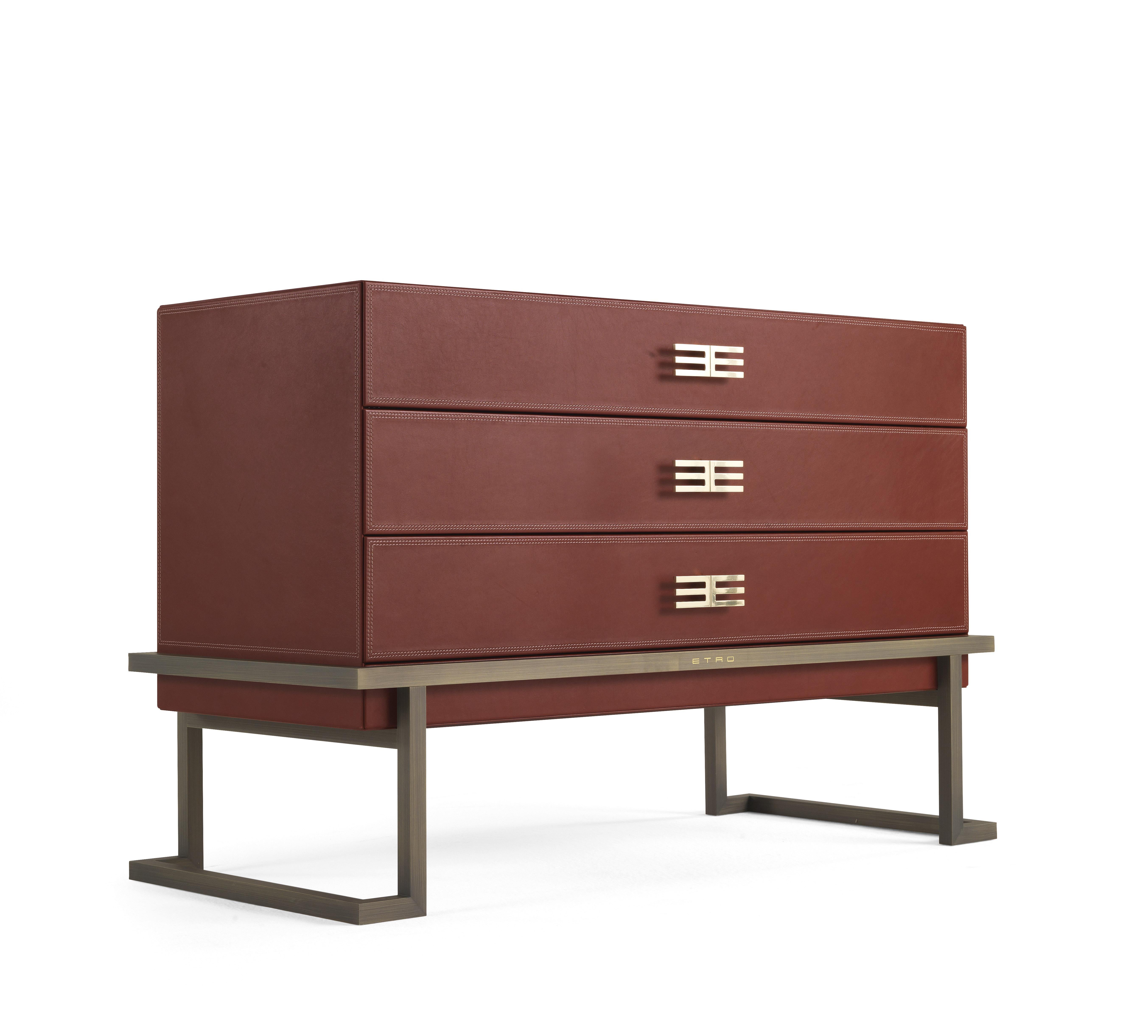 New, captivating upholstery for the evocative Kolkata chest of drawers. The peculiarity is the processing of the leather upholstery, sewn on the edges to emphasize the corners of the furniture. The piece of furniture is enhanced by decorative