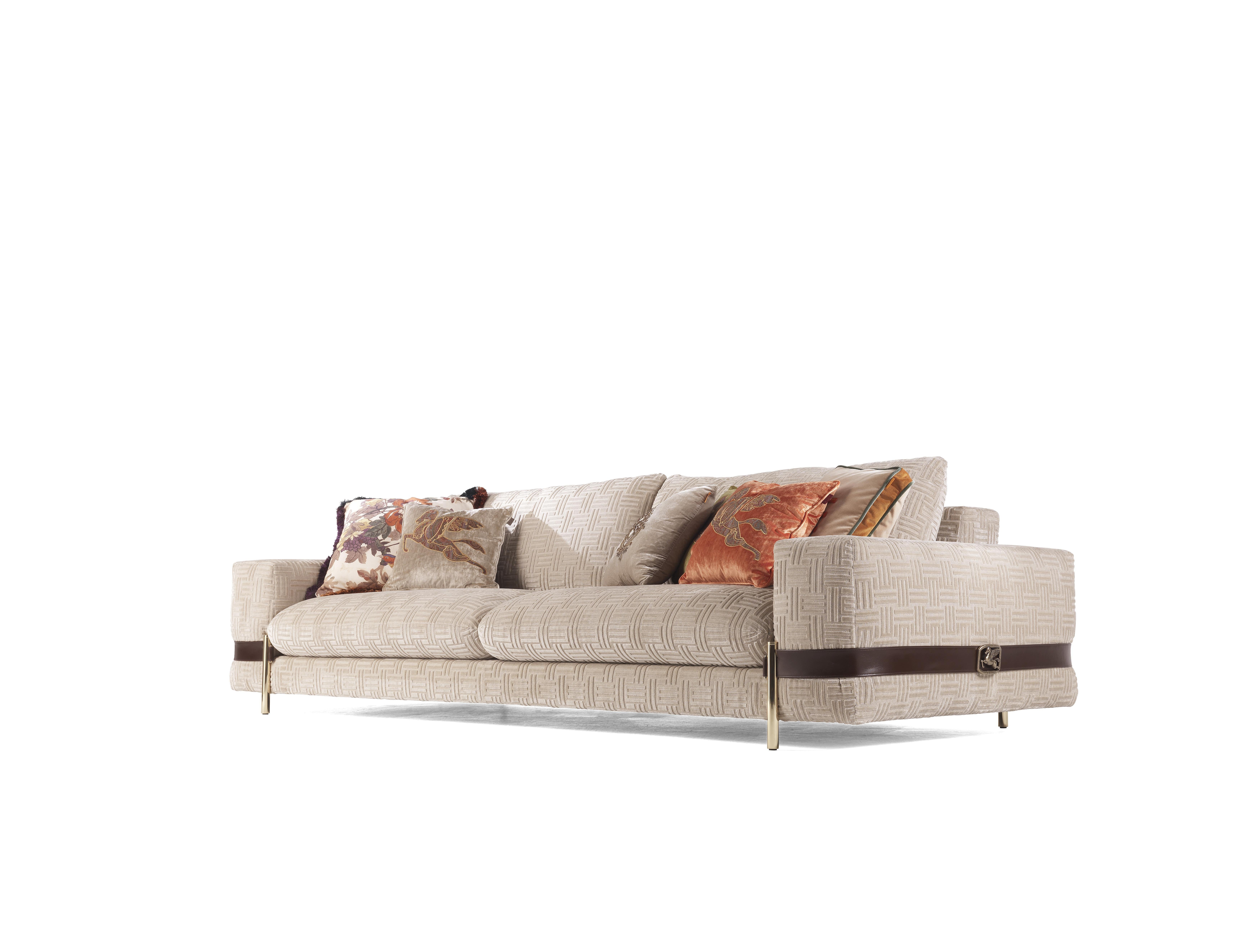 Classic, soft and elegant lines for the Madras sofa, upholstered with velvet in a soft cream shade, in line with the new interpretation that reveals ETRO Home Interiors’ most elegant and delicate facet.
Enhanced by the leather belt, a contrasting