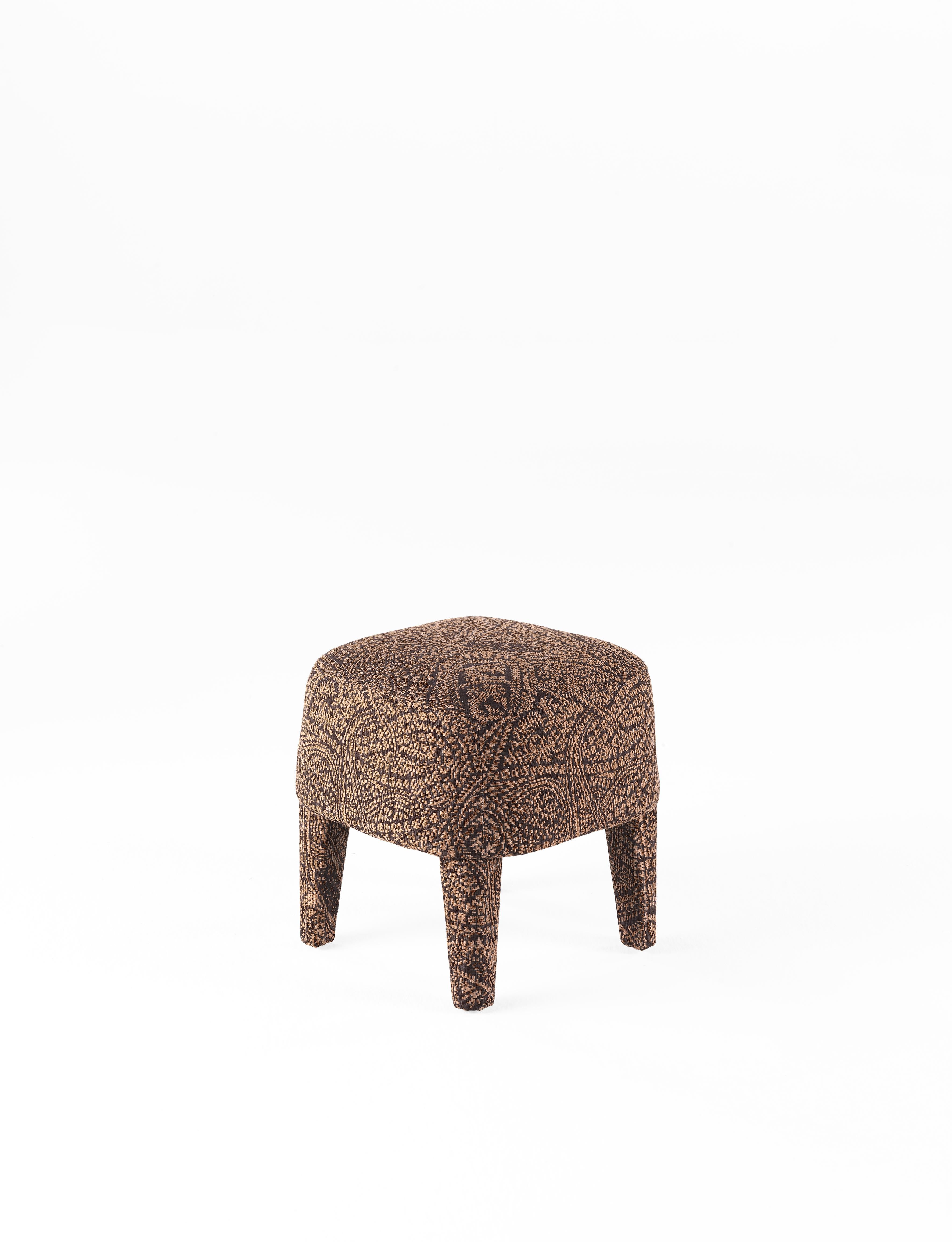 The Mini pouf features a light and versatile design. Small, soft and compact, it adds character to any setting. 

Pouf with structure in wood and foam. Upholstery in ZULU COL. 1 TOBACCO cat. A
  