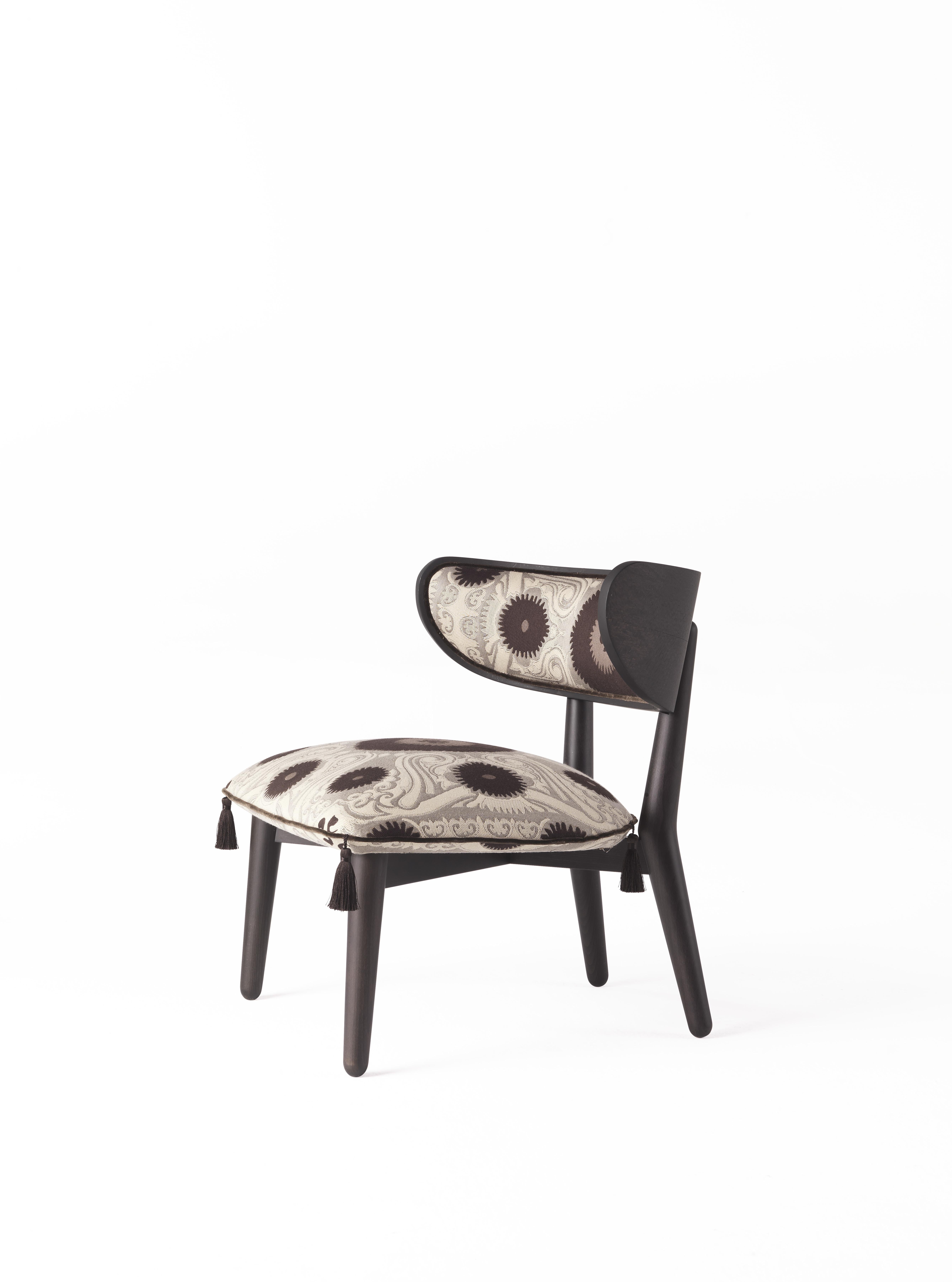 Un fauteuil accueillant et évocateur qui célèbre l'âme éclectique d'ETRO Home Interiors. L'inspiration ethnique, déjà présente dans le nom qui fait référence aux rois de la tradition persane, se retrouve dans le coussin reposant sur l'assise,