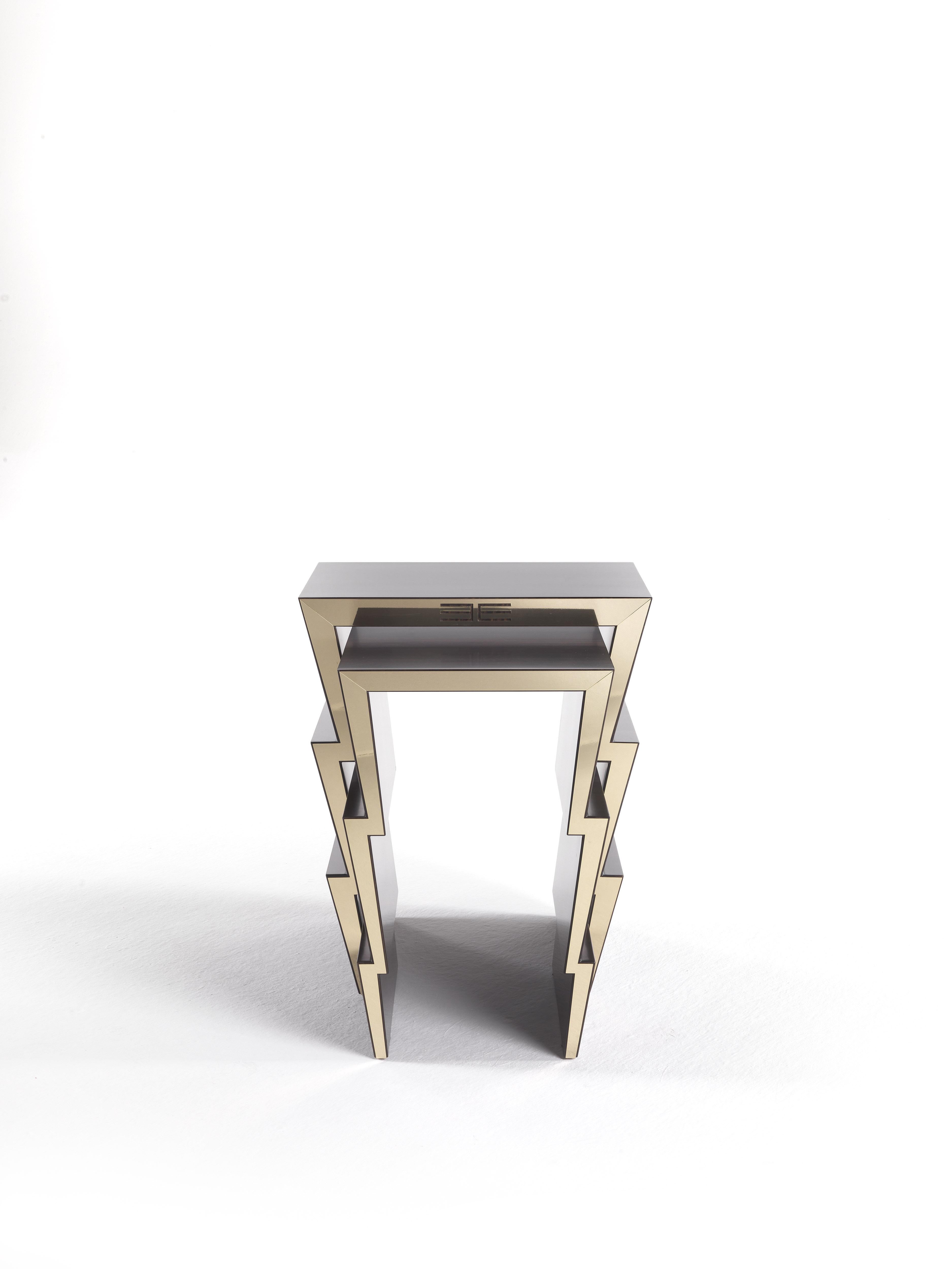 Made in smoked frisé eucalyptus wood, the Ziggy side table is supported by legs recalling the zigzag shape of the thunderbolts. The mythological inspiration, one of the dominant themes in the 2019 collection, is expressed in this case in an element