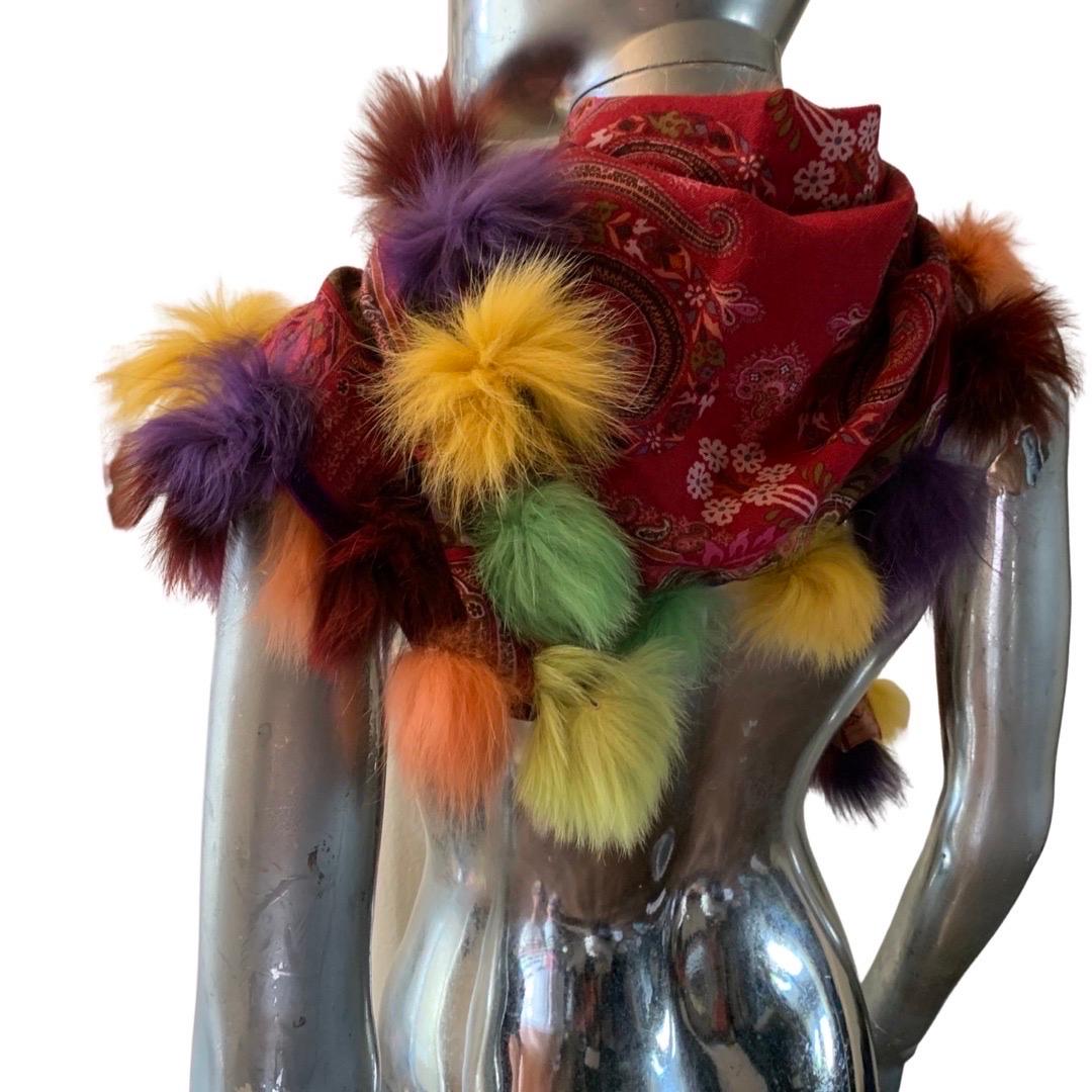 Etro Italy - Imprimé cachemire caractéristique en laine/soie avec bordure en fourrure de renard multicolore  en vente 9