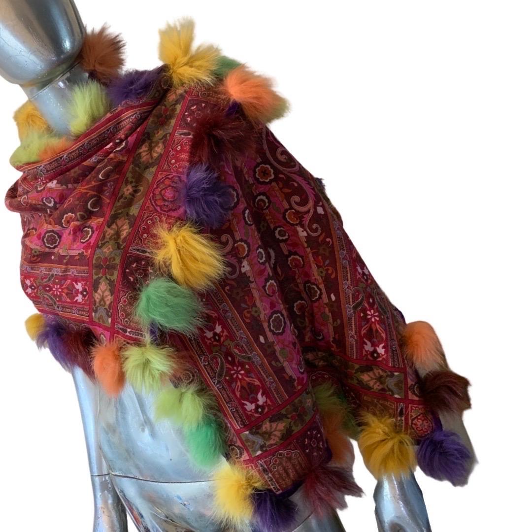 Etro Italy - Imprimé cachemire caractéristique en laine/soie avec bordure en fourrure de renard multicolore  Excellent état - En vente à Palm Springs, CA