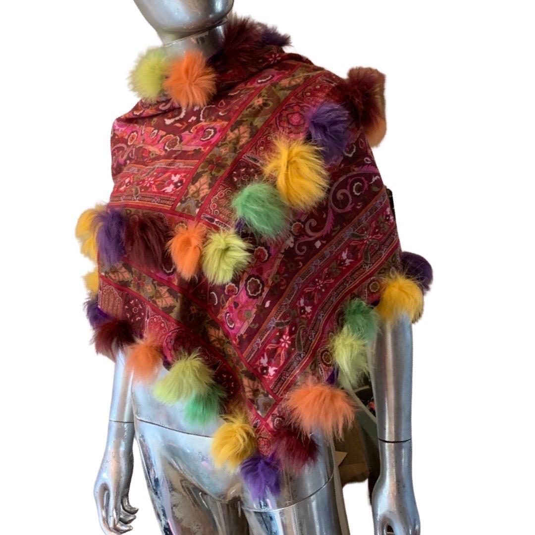Etro Italy - Imprimé cachemire caractéristique en laine/soie avec bordure en fourrure de renard multicolore  Unisexe en vente