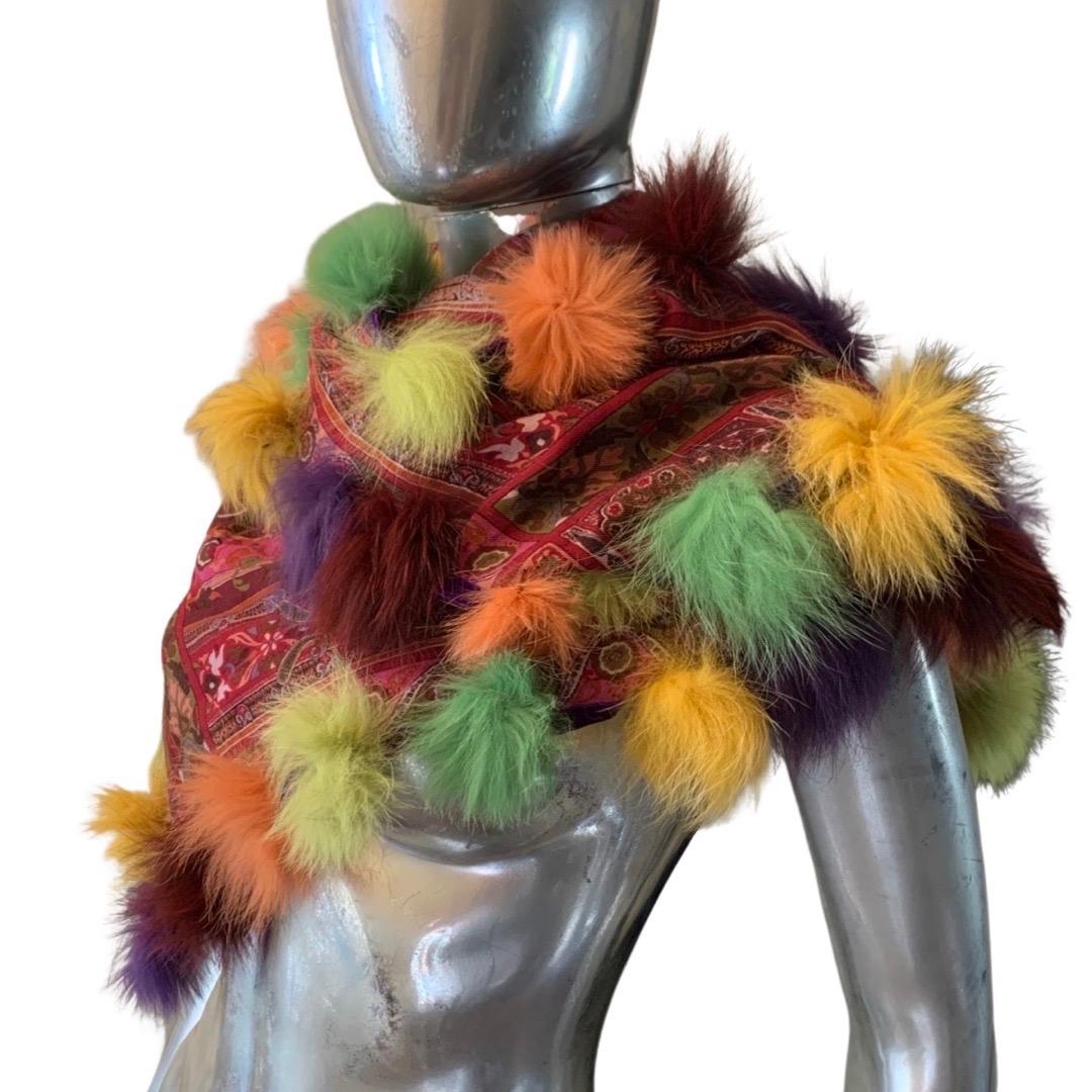 Etro Italy - Imprimé cachemire caractéristique en laine/soie avec bordure en fourrure de renard multicolore  en vente 1