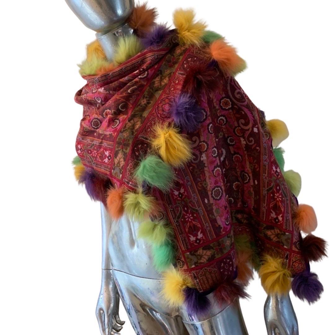 Etro Italy - Imprimé cachemire caractéristique en laine/soie avec bordure en fourrure de renard multicolore  en vente 4