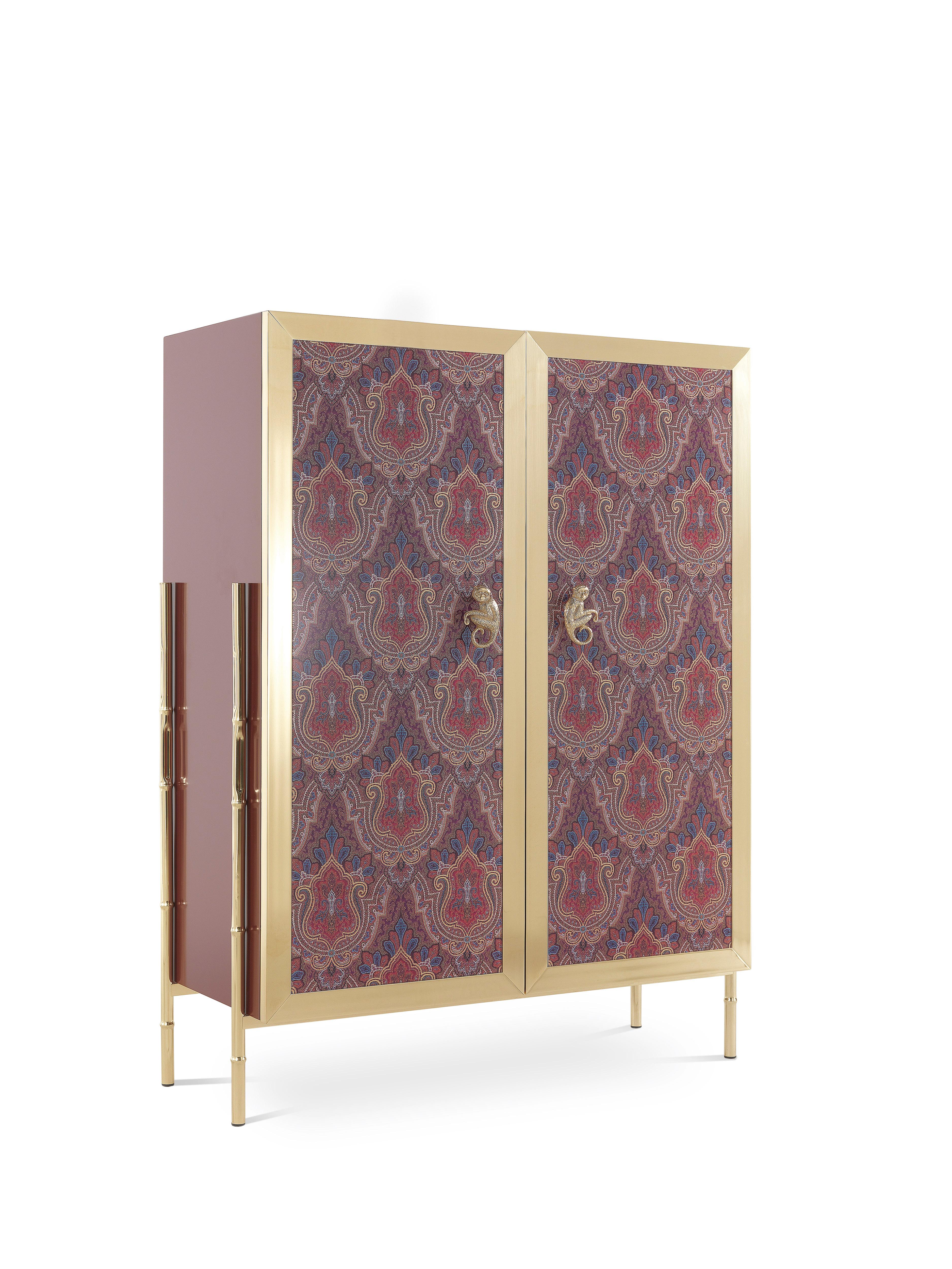 The rich Deosai pattern of the doors, the precious monkey applied to the doors, the bamboo canes legs and the luminous structure in polished brass create a unique mix of colors, shapes and materials, making Janis cabinet the perfect furniture