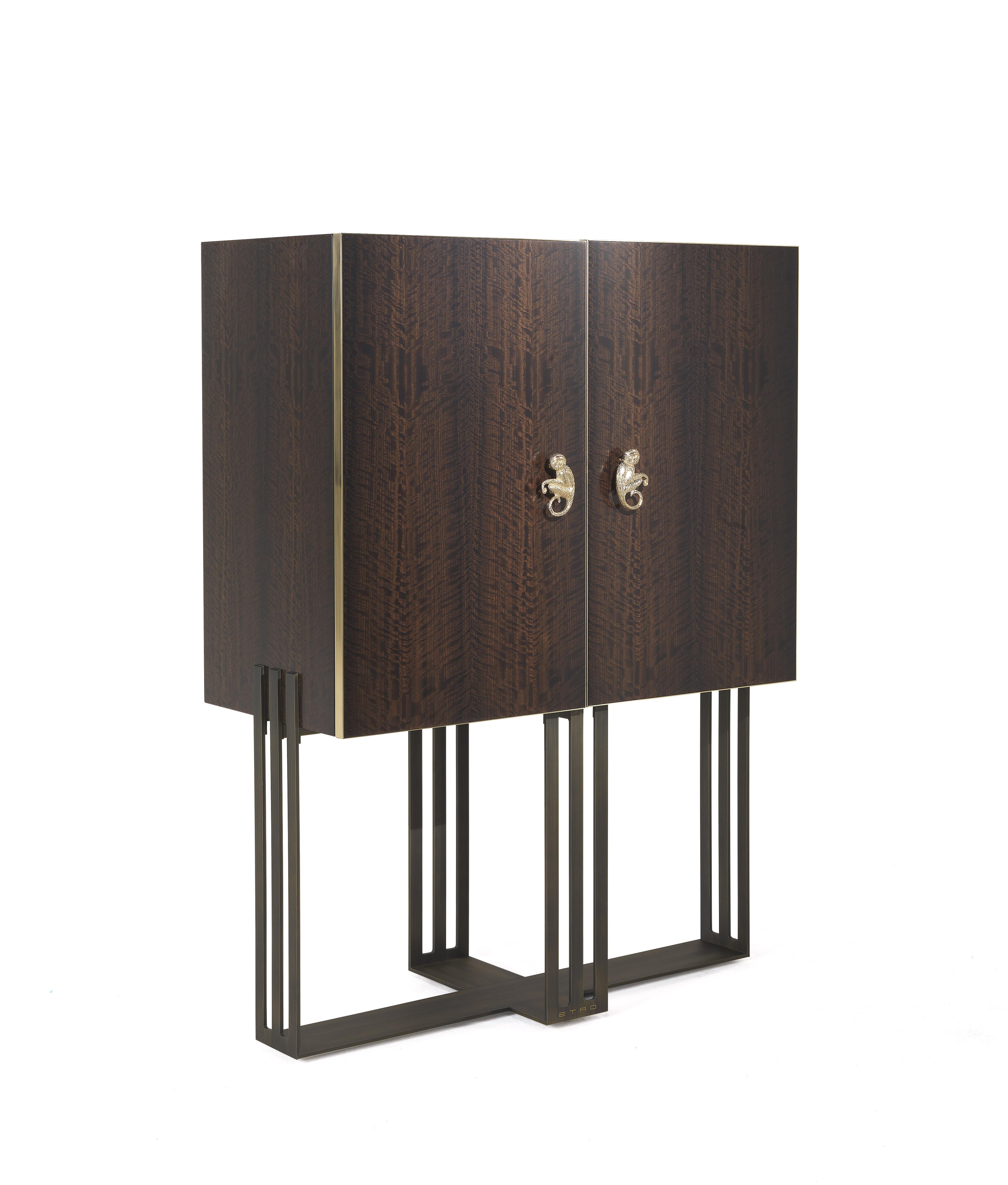 The sober and elegant forms of Klee cabinet hide a surprising profusion of original details. From the little monkey, symbol of Etro’s creative universe, to the base in patinated bronze that incorporates the initials of the brand, to the precious