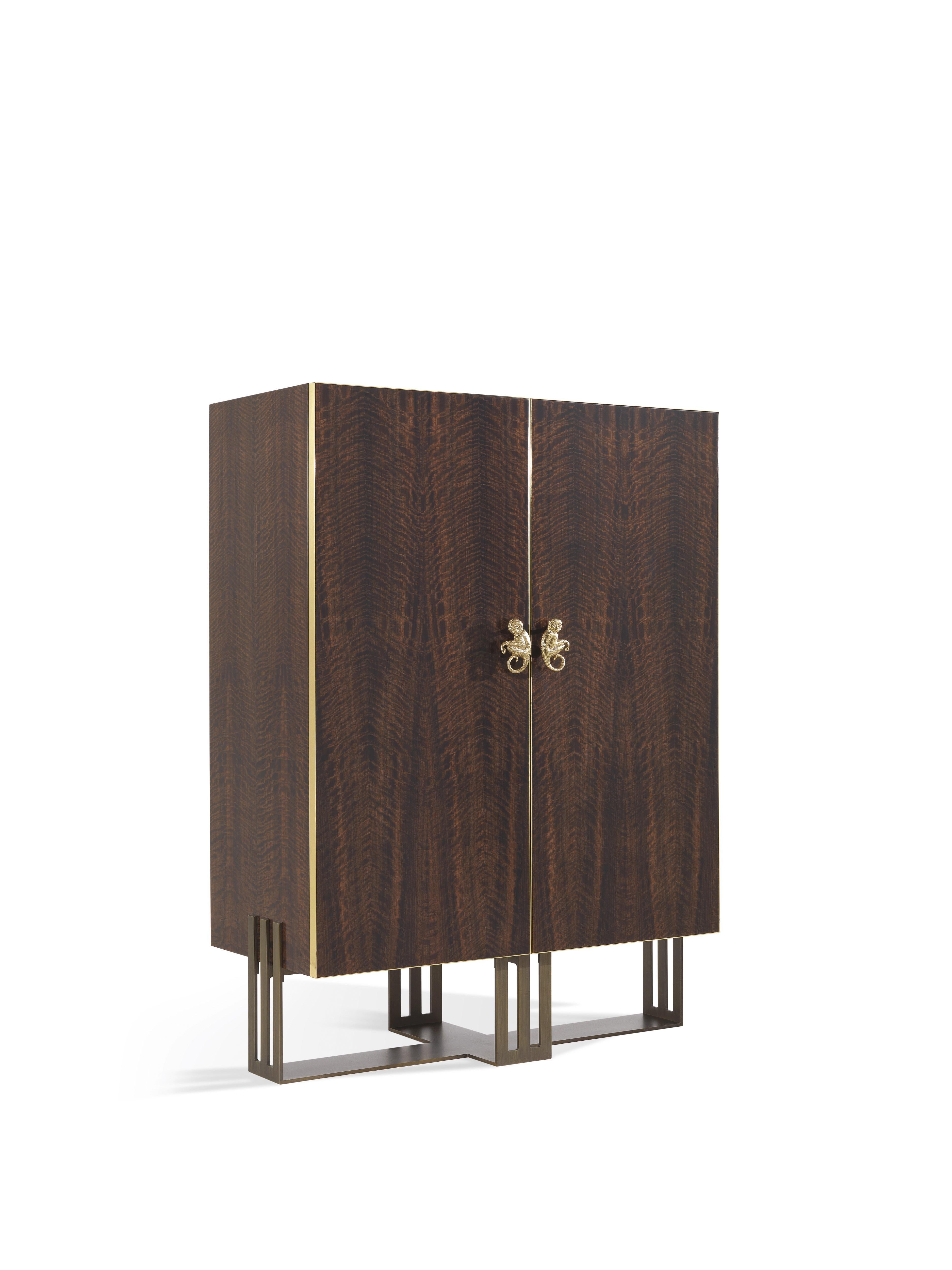 The sober and elegant forms of Klee cabinet hide a surprising profusion of original details. From the little monkey, symbol of Etro’s creative universe, to the base in patinated bronze that incorporates the initials of the brand, to the precious