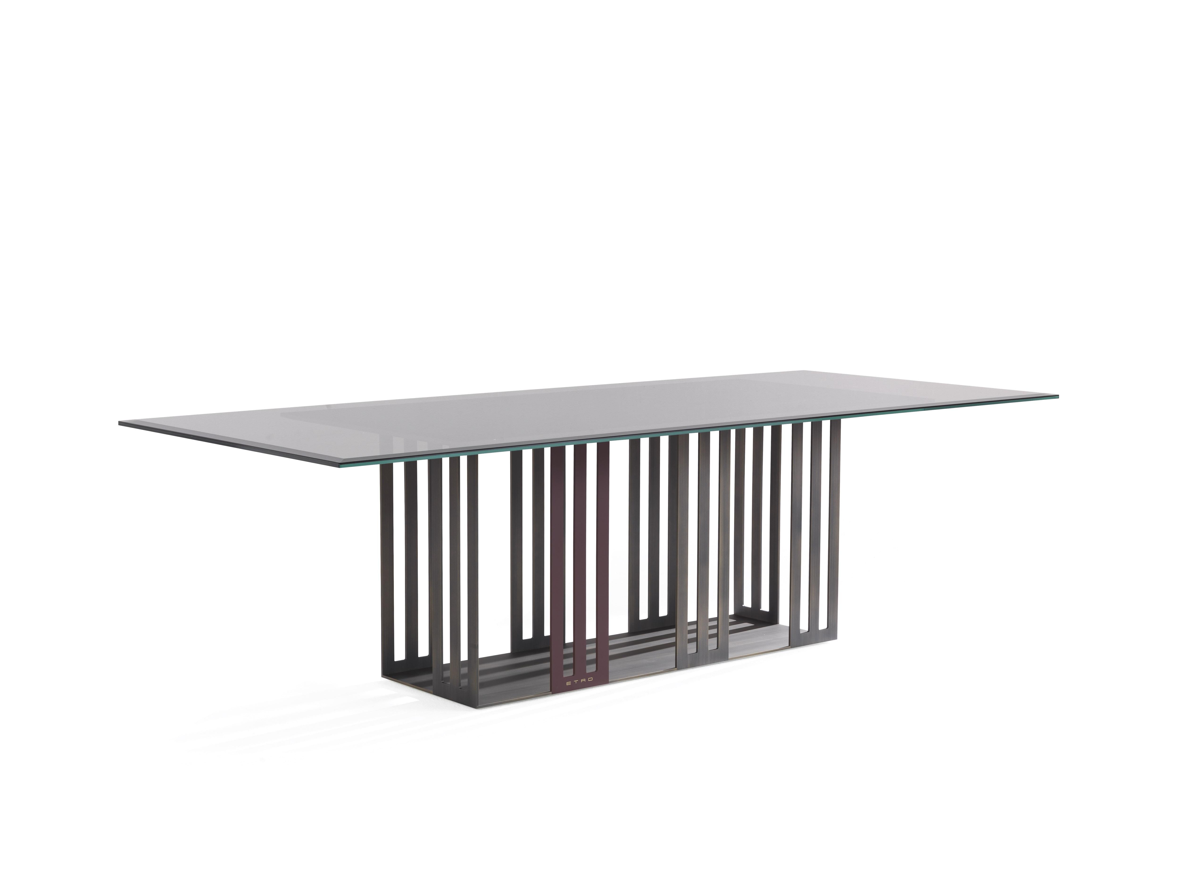 Une solution de conception hautement sophistiquée associée à des matériaux d'un luxe éloquent pour un meuble qui interprète pleinement l'essence du code Etro Home Interiors. La base de la table en métal bronzé patiné s'inspire de la lettre initiale