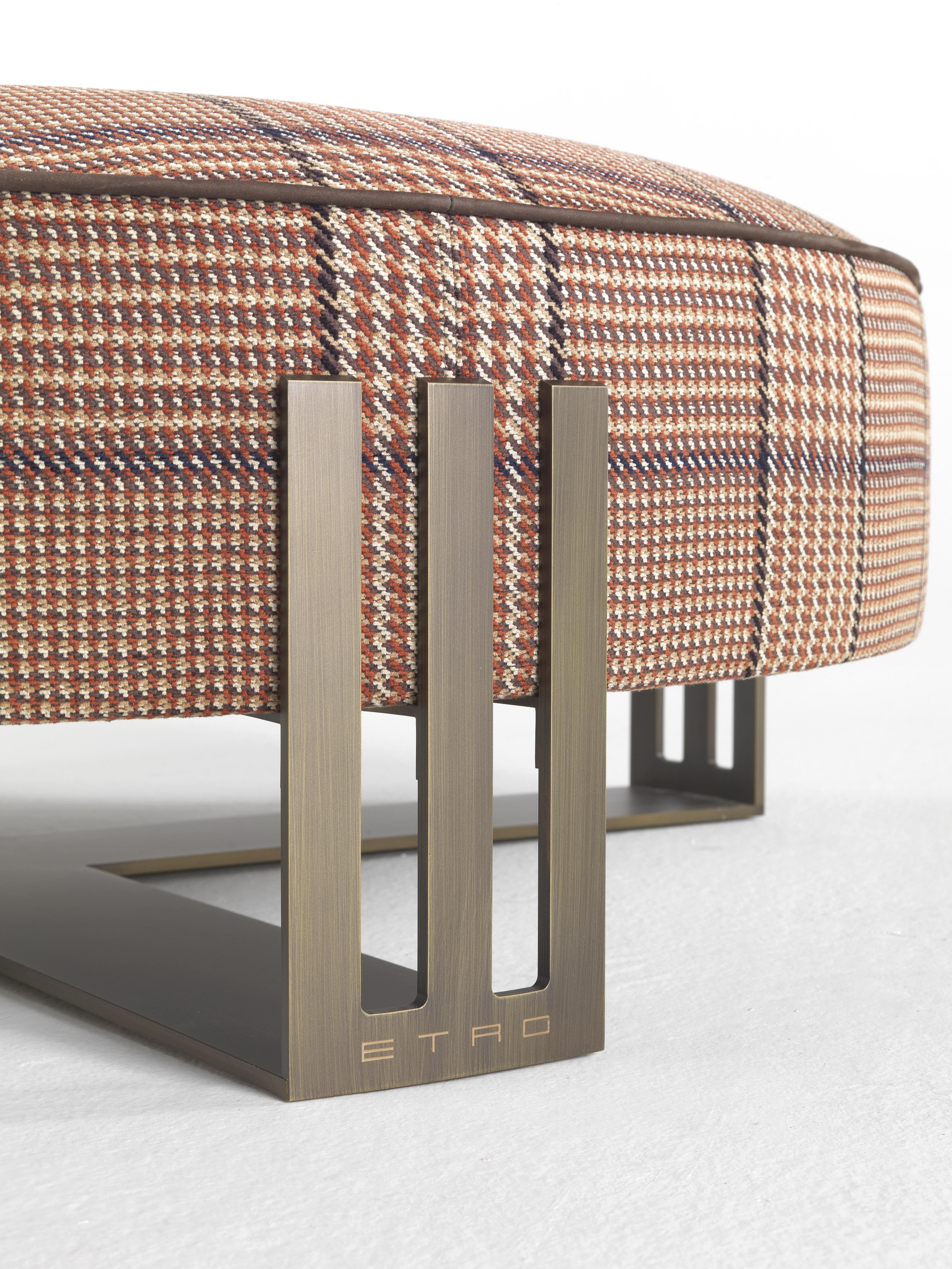 Versatile e compatto, il pouf Klee è un superbo mix di elementi in perfetto stile Etro Home Interiors. Il rivestimento in tessuti tipici della collezione, unito alla raffinatezza della struttura metallica con forma ispirata al logo di Etro,