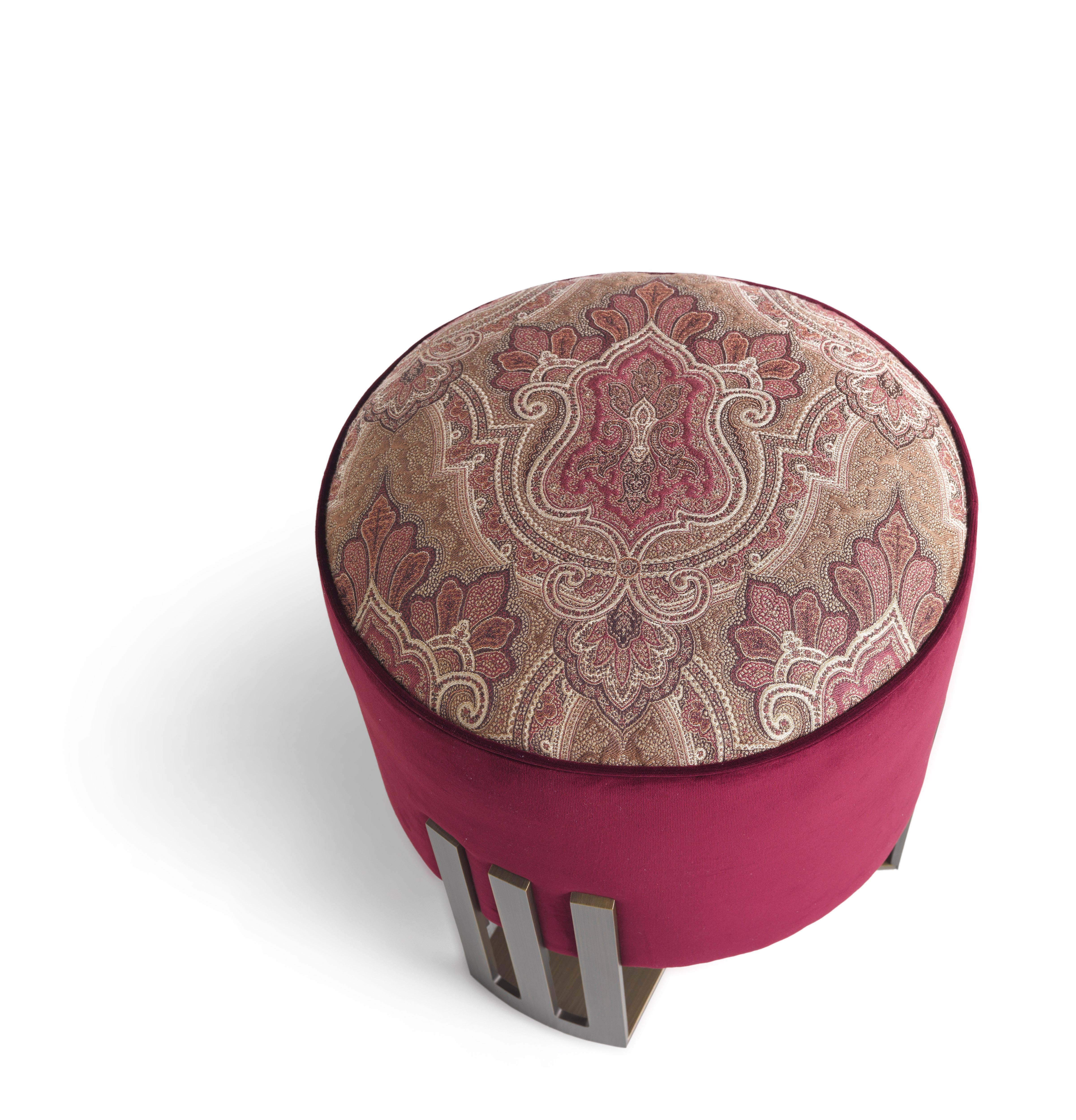 Versatile and compact, the Klee pouf is a superb mix of elements in a perfect Etro Home Interiors style. The upholstery in typical fabrics of the collection, with Paisley motif or Suzani pattern, combined with the refinement of the metal structure