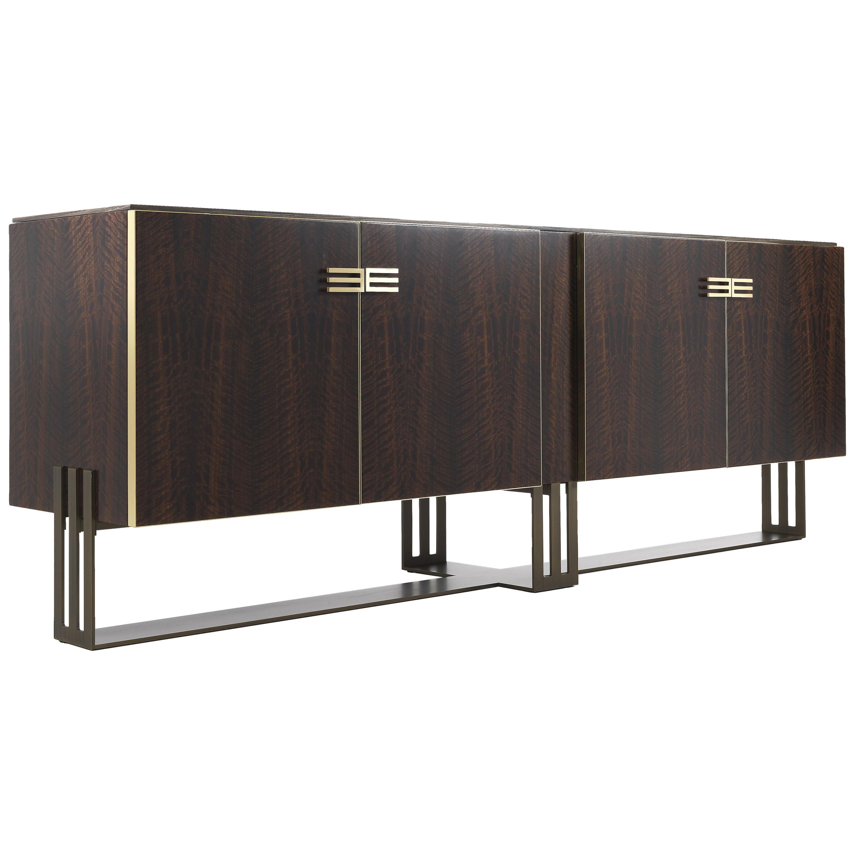 Featuring pure and uncluttered lines, Klee sideboard combines the choice of precious, luxurious materials with the simplicity of the design. The structure is in patinated bronze metal with sides covered with smoked eucalyptus frisé, while the inside