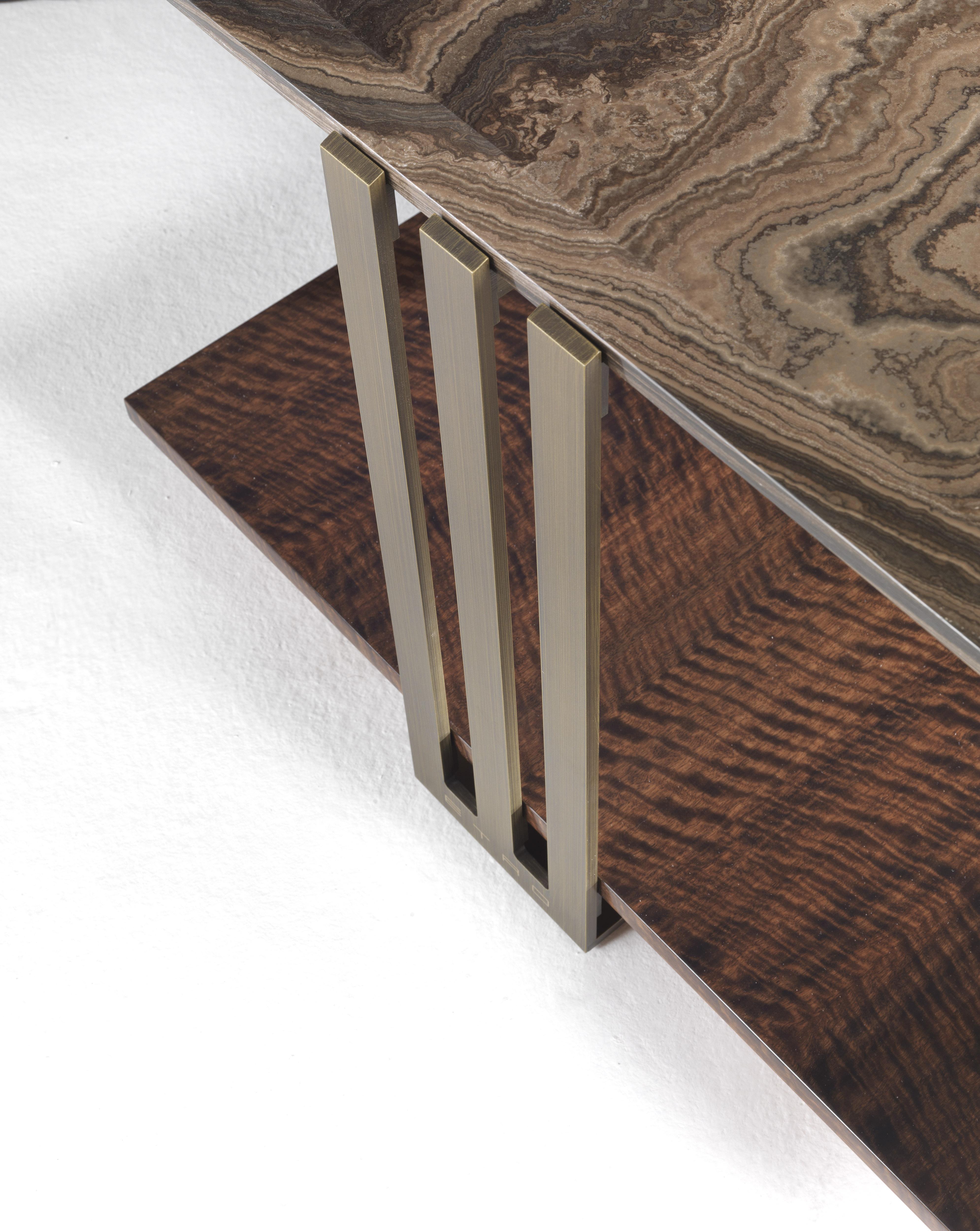 Moderne Petite table Klee du 21e siècle en métal, bois et marbre par Etro Home Interiors en vente