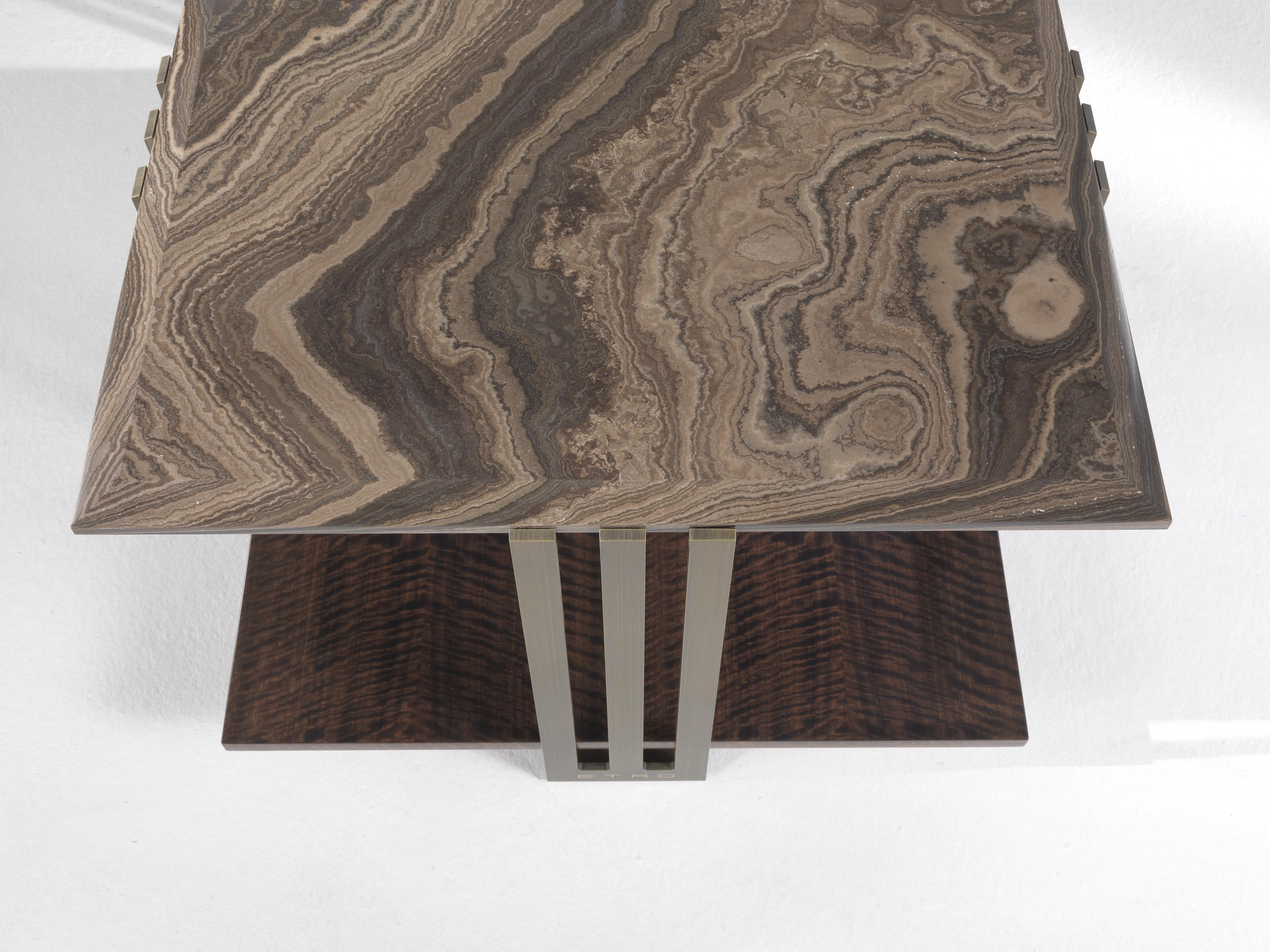 italien Petite table Klee du 21e siècle en métal, bois et marbre par Etro Home Interiors en vente