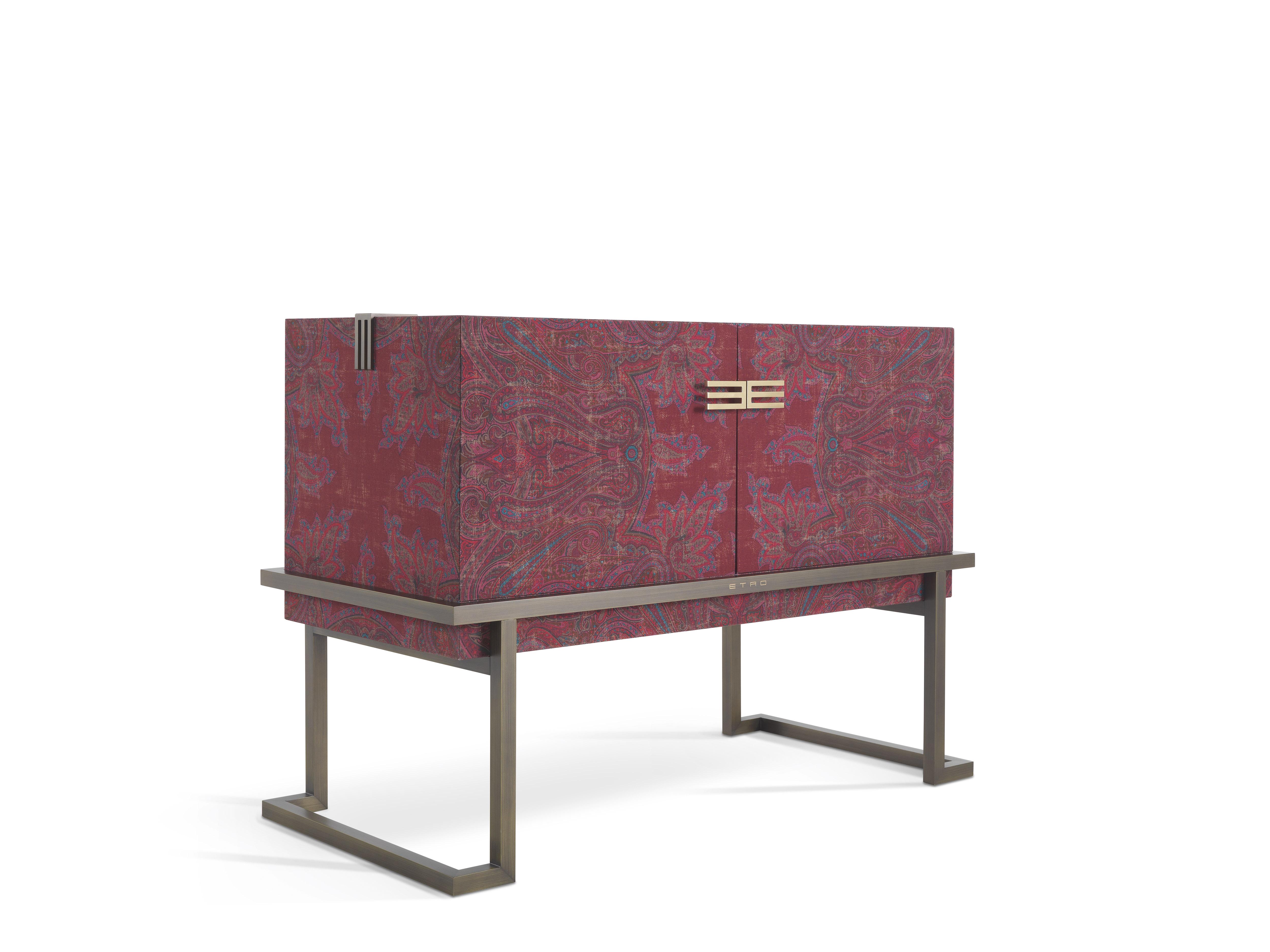 An evocative piece of furniture that recalls the shape of an ancient chest, like those which were sorted in Kolkata, which was one of the primary commercial centres in India. Embellished with a patinated bronze base, the cabinet is covered with