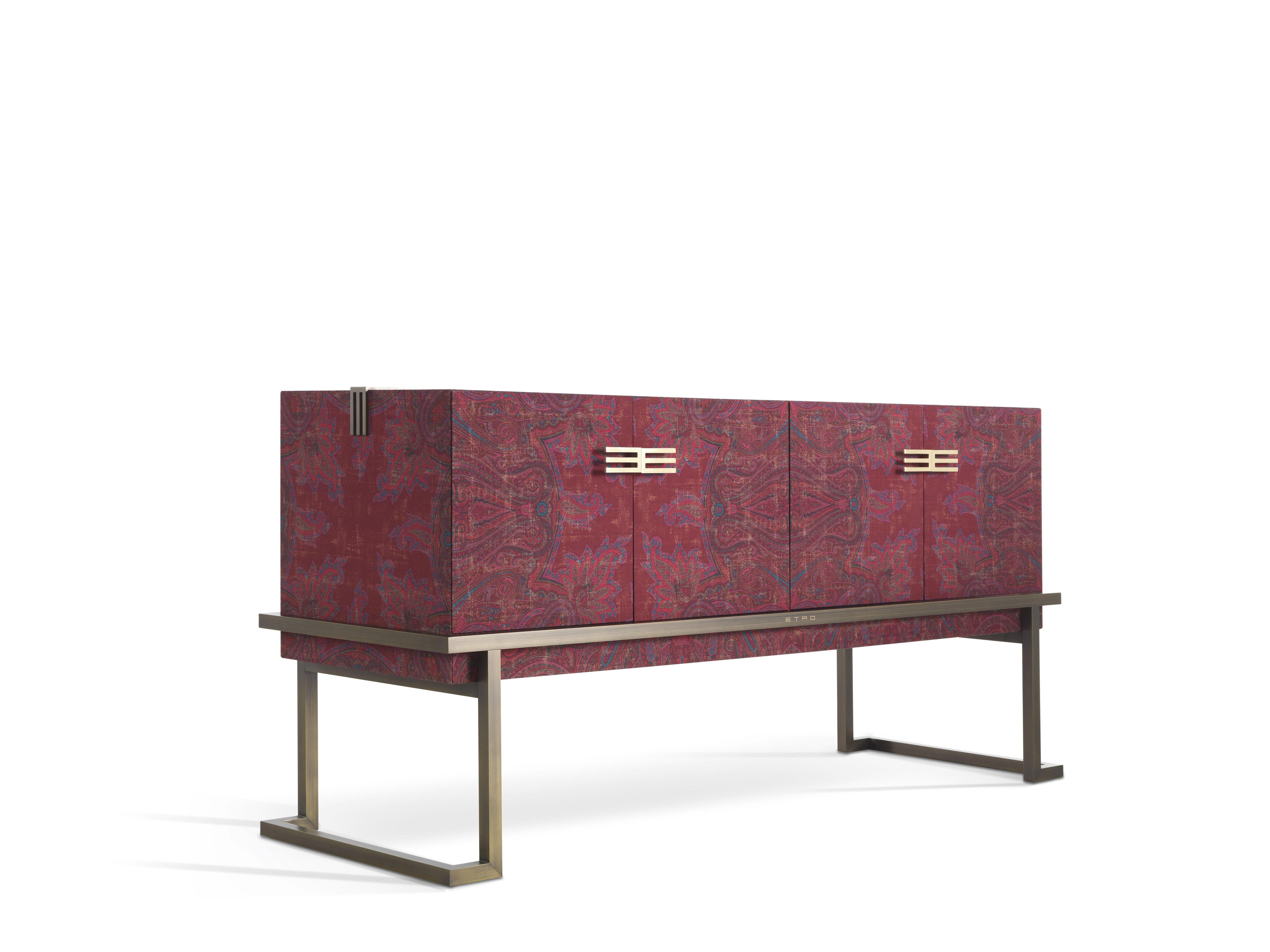 An evocative piece of furniture that recalls the shape of an ancient chest, like those which were sorted in Kolkata, which was one of the primary commercial centres in India. Embellished by a patinated bronze base, the cabinet is covered with
