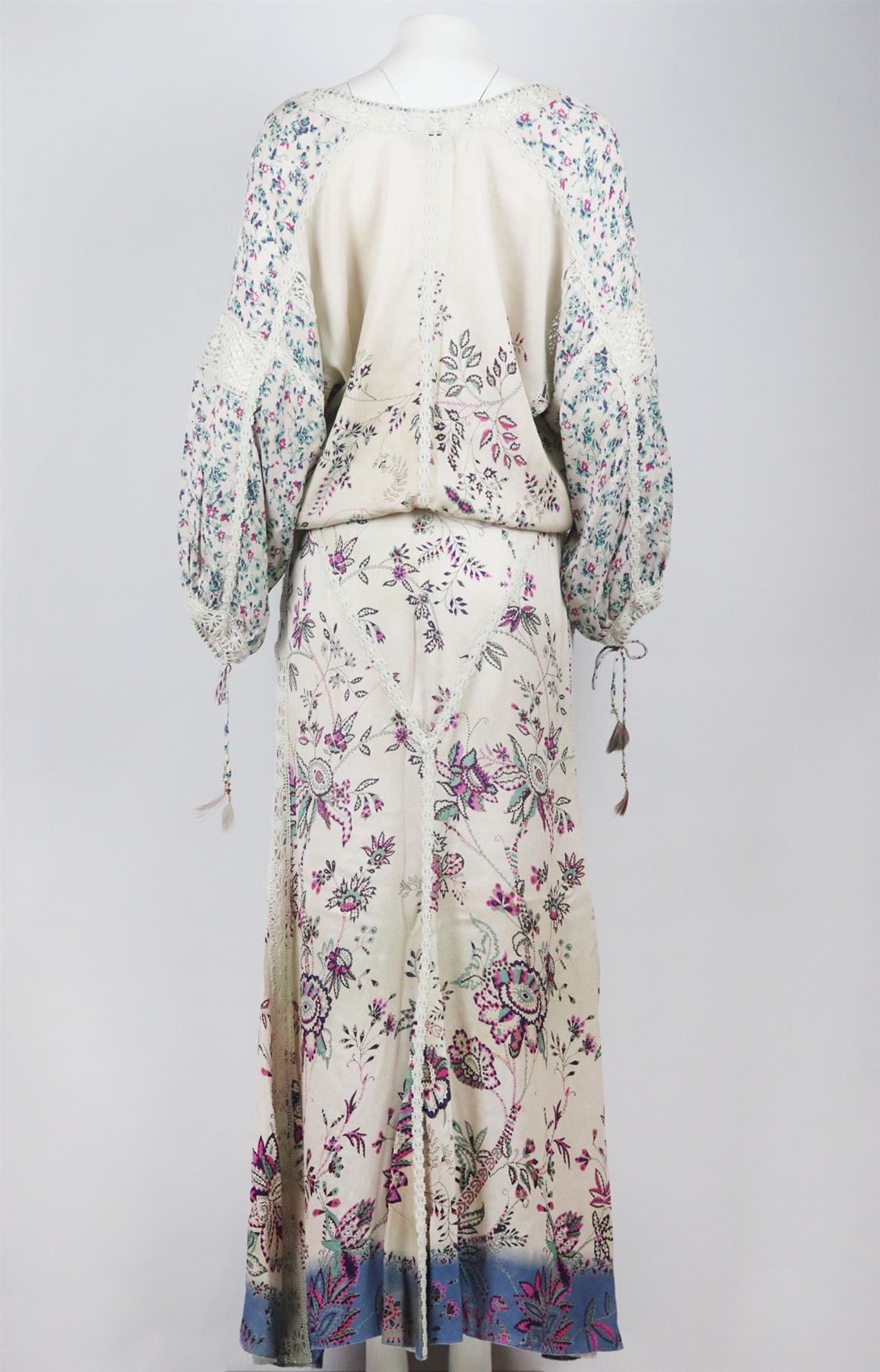 El vestido de crepé de chine de Etro se presentó en el desfile de primavera 15 de la marca. Fabricado en Italia, es holgado en la parte superior pero entallado en la cintura y está rematado con adornos de encaje en mezcla de algodón y abalorios.
