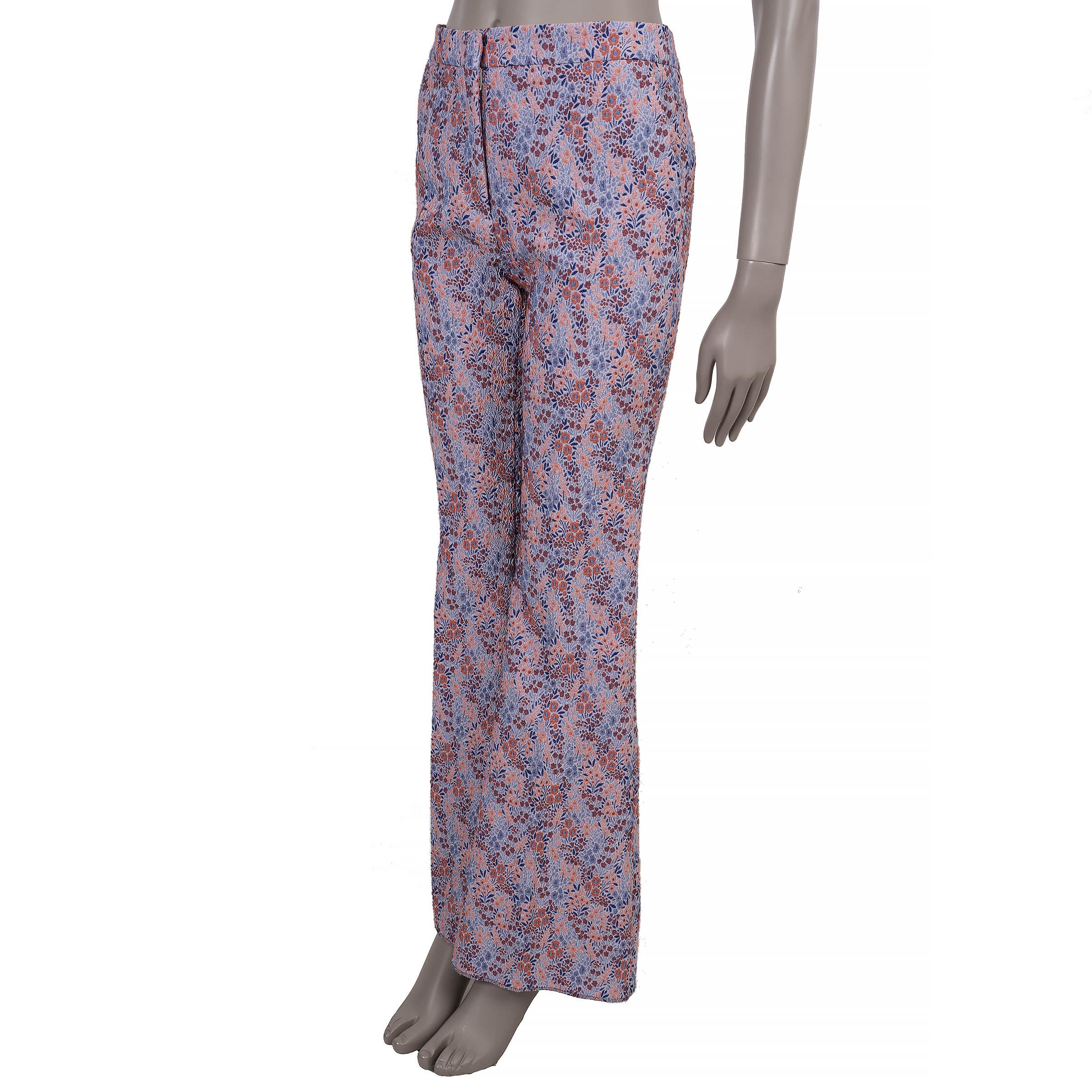 Diese 100% authentische Hose von Etro ist aus einem hellblauen, rosafarbenen und braunen Mikroblumen-Jacquard gefertigt, der aus 57% Polyester, 21% Baumwolle, 20% Polyamid und 2% Elastan besteht. Sie haben eine schmale, hoch taillierte Silhouette