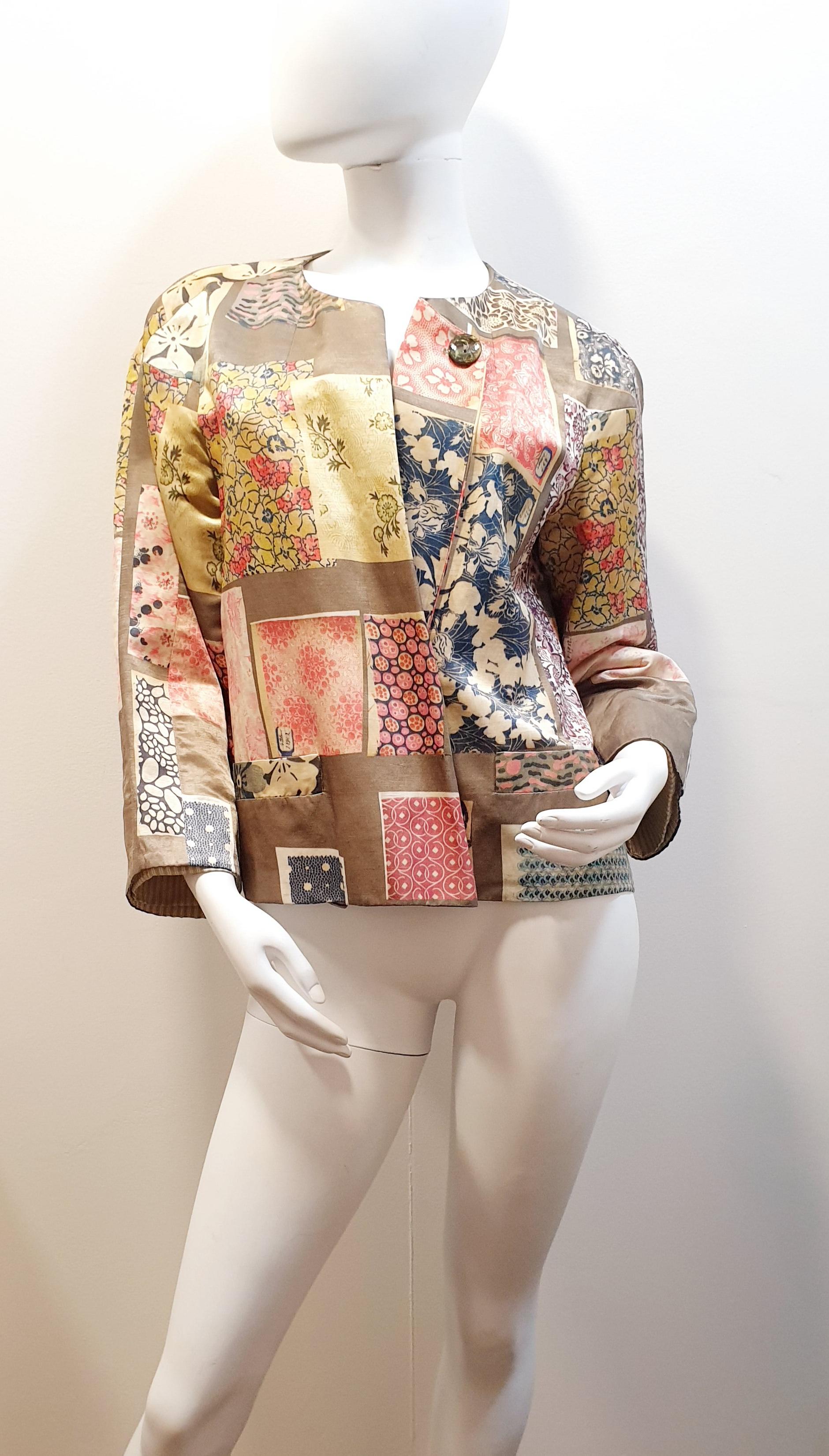 ETRO linen jacket made in Milano Italy Etro
Size  44-46
Since its creation in 1968, Etro has managed to keep the fashion world on edge with its now inseparable paisley prints. The designer Veronica Etro, guards the legacy of the Etro family, making