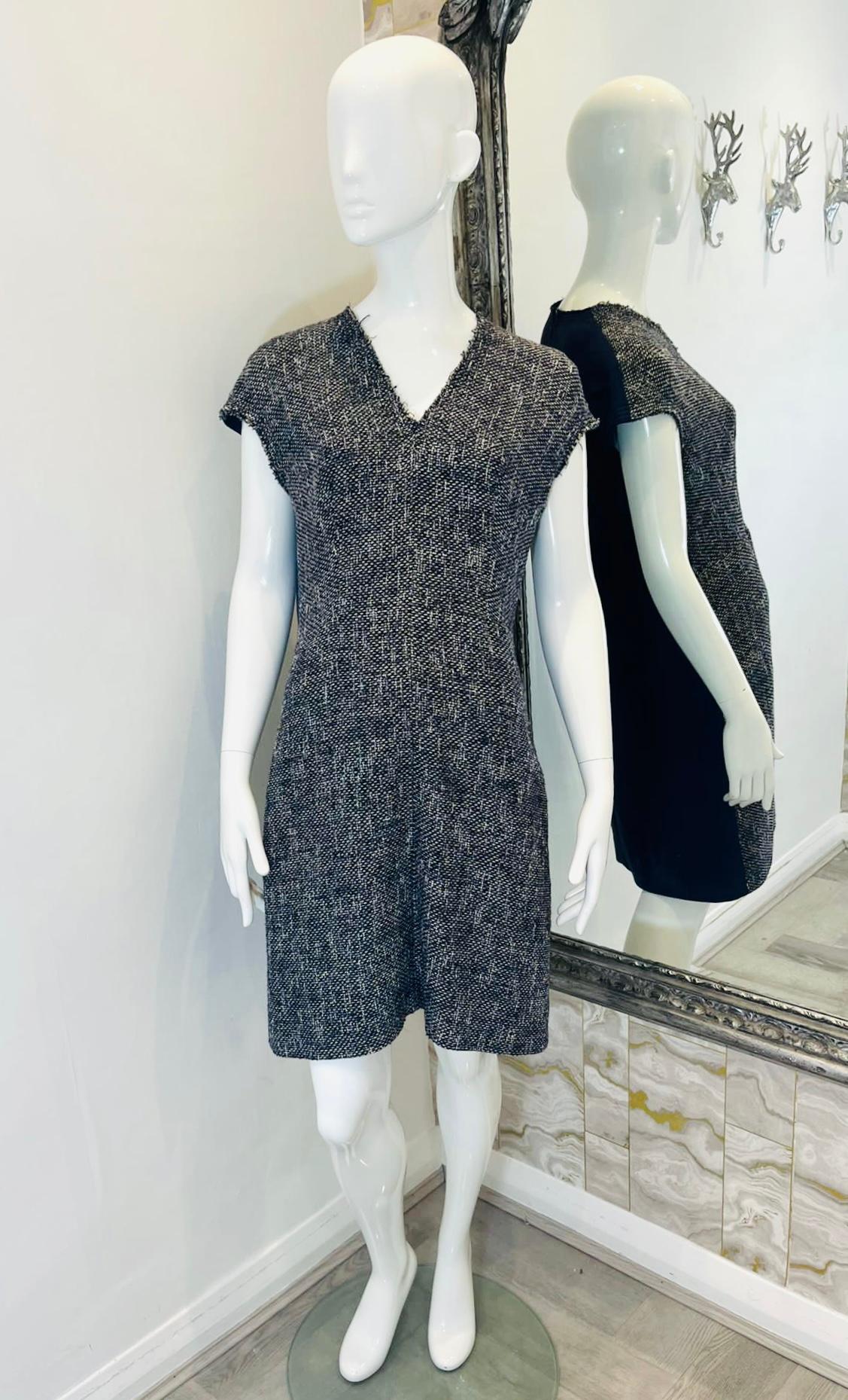 Etro Linen, Wool & Cotton Blend Dress

Woven, navy shift dress detailed with cap sleeves.

Featuring V-Neck, concealed zip fastening and smooth fabric to rear.

Size – 46IT

Condition – Very Good

Composition – 29% Cotton, 28% Linen, 17% Wool, 10%