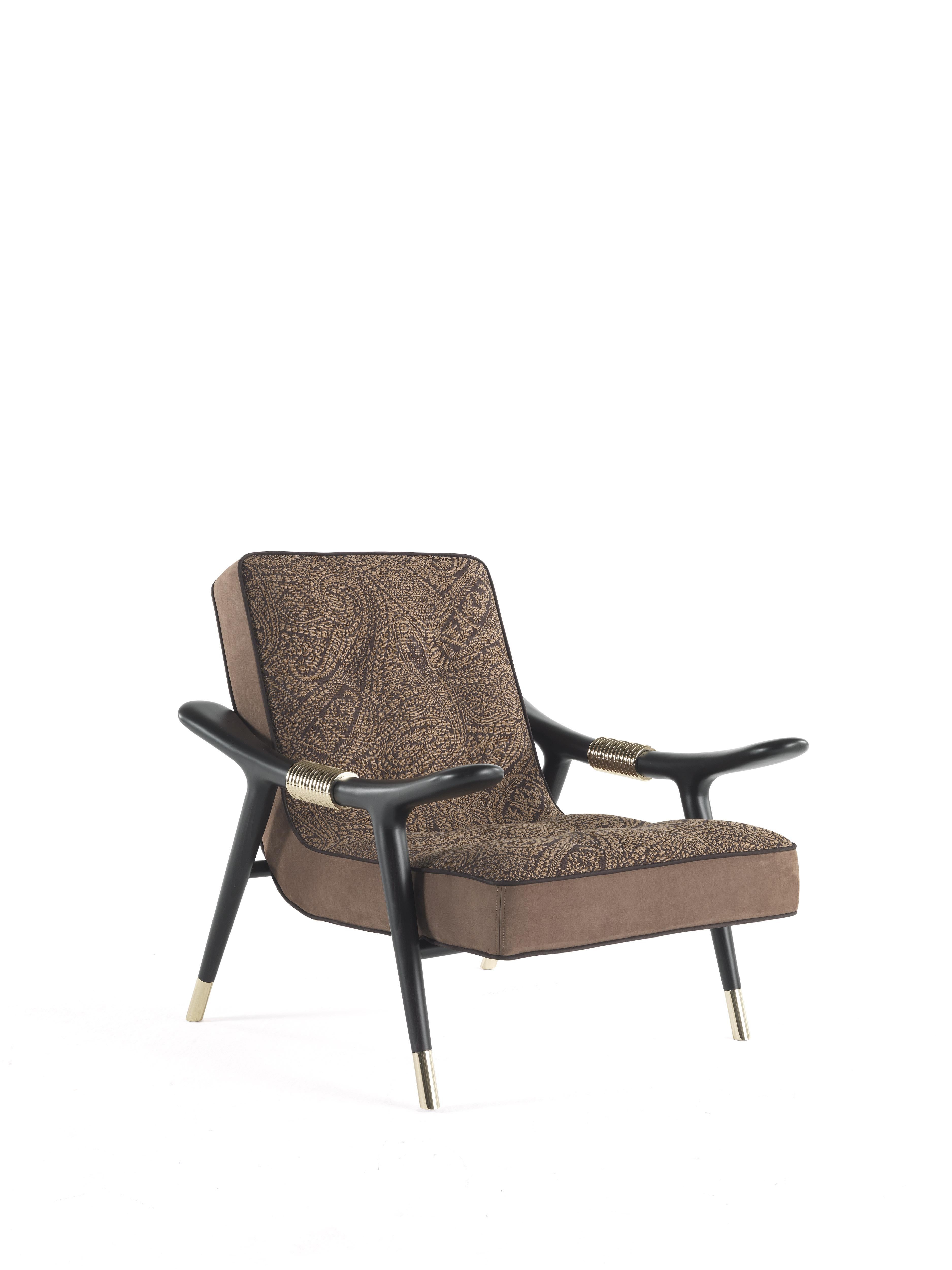 Emblematic of the ethnic mood of the ETRO Home Interiors 2019 collection, the Masai armchair is a tribute to Africa: the reference to the African continent can be found in its shape and in the detail of the polished brass rings. Scenic and